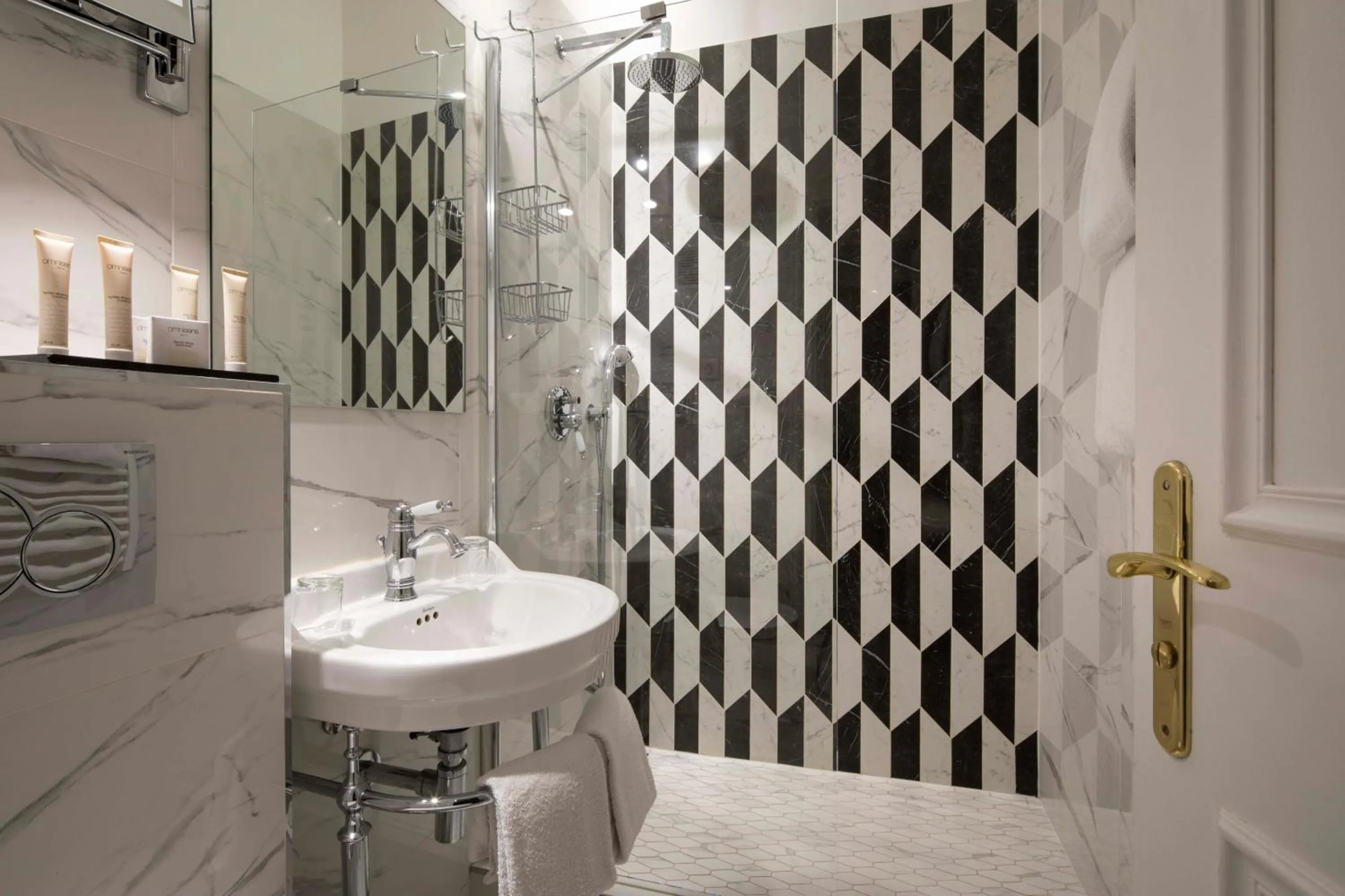 Shower in Hotel & Spa de Latour Maubourg