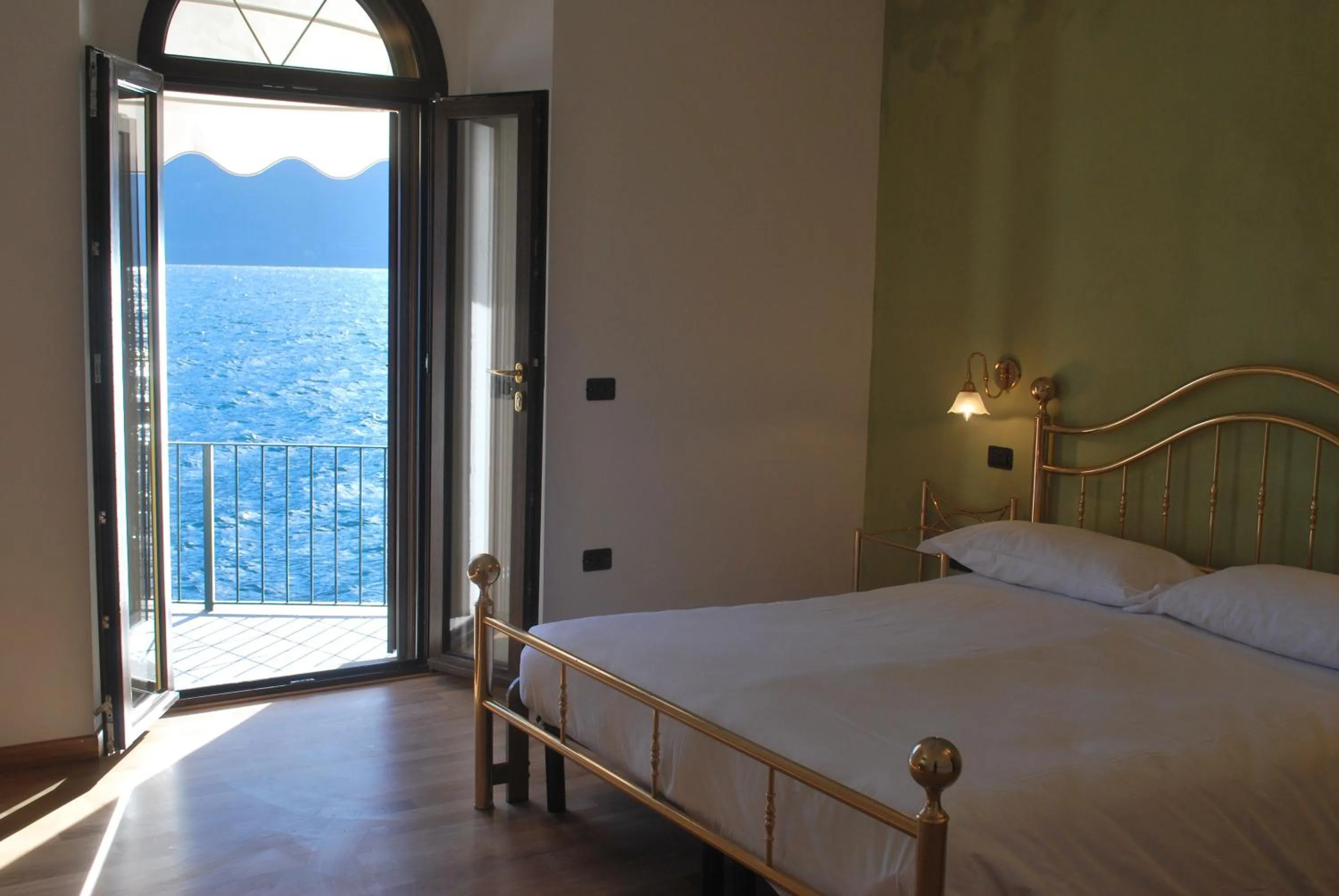 Bed in Villa Belvedere Como Lake Relais