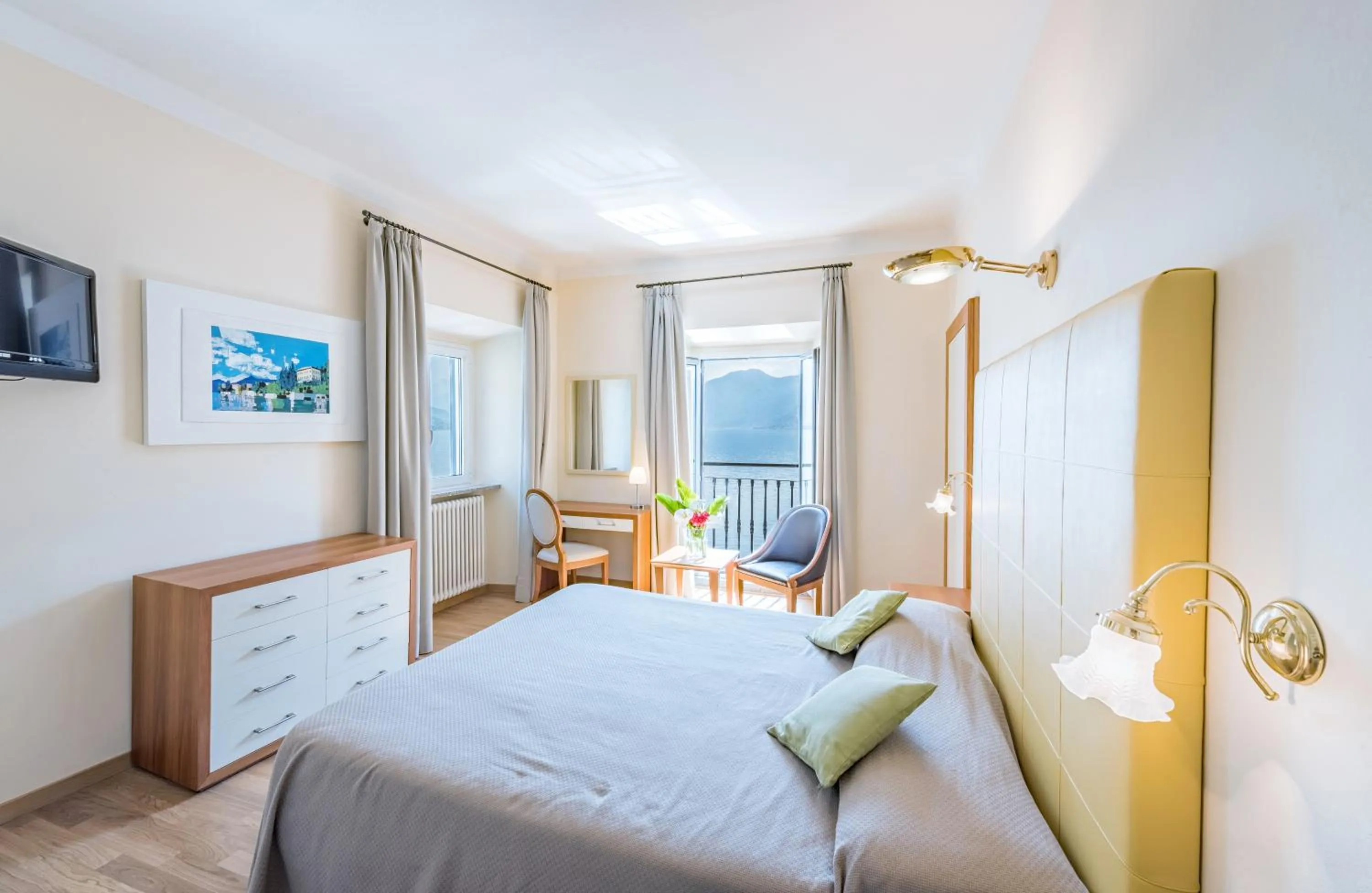 Photo of the whole room, Bed in Villa Belvedere Como Lake Relais