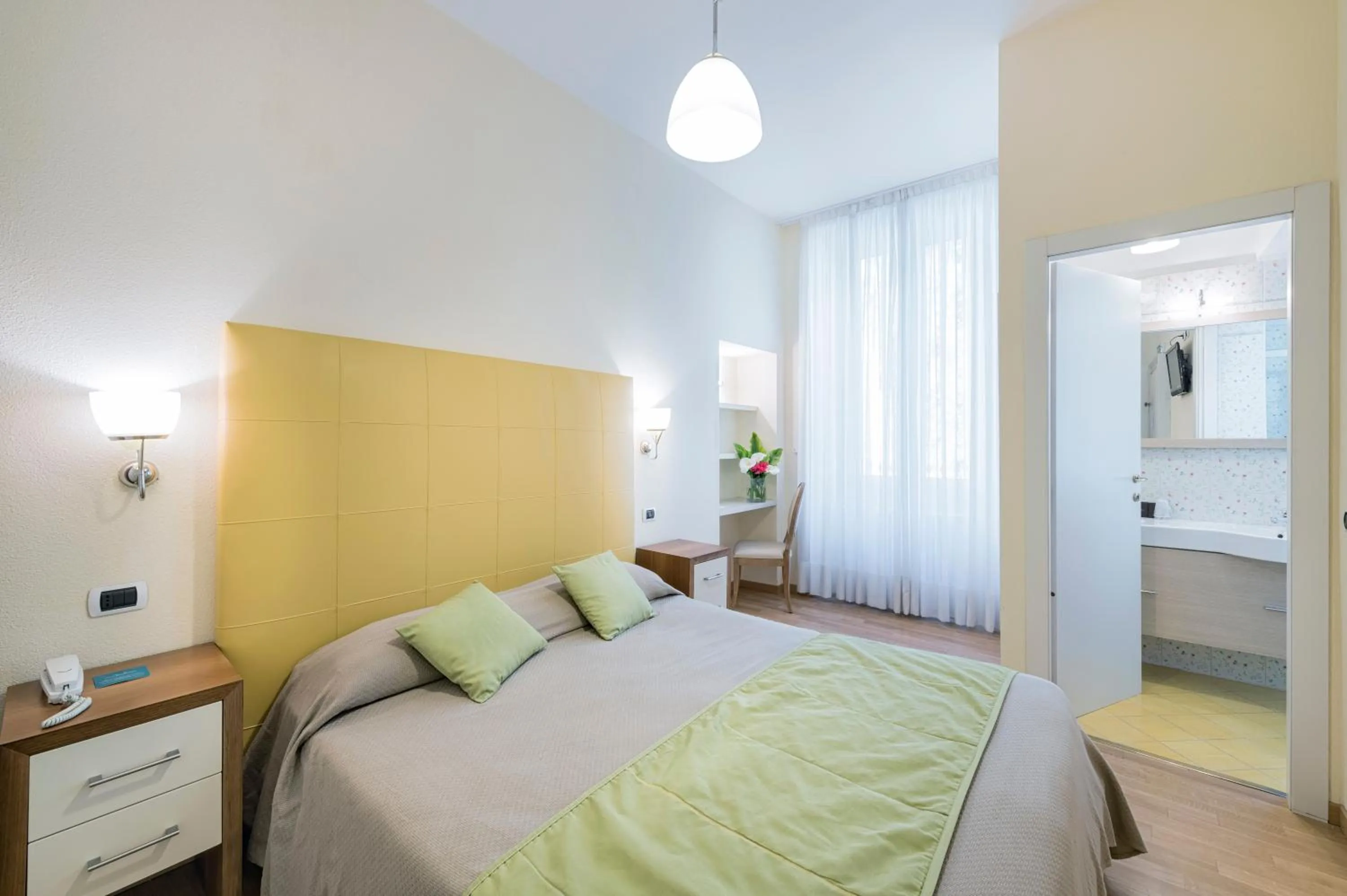 Photo of the whole room, Bed in Villa Belvedere Como Lake Relais