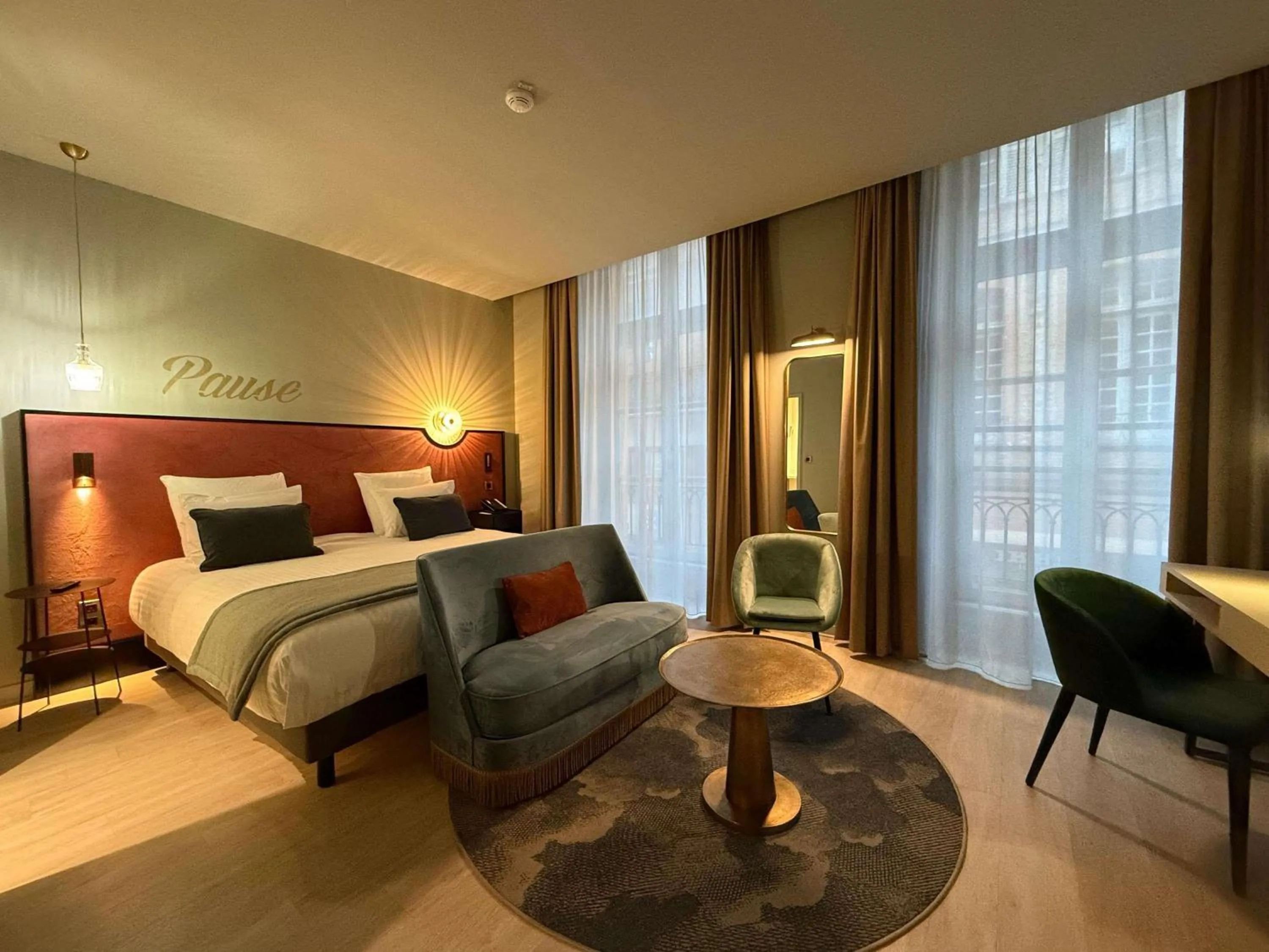 Bedroom, Bed in Hôtel Mercure Montauban