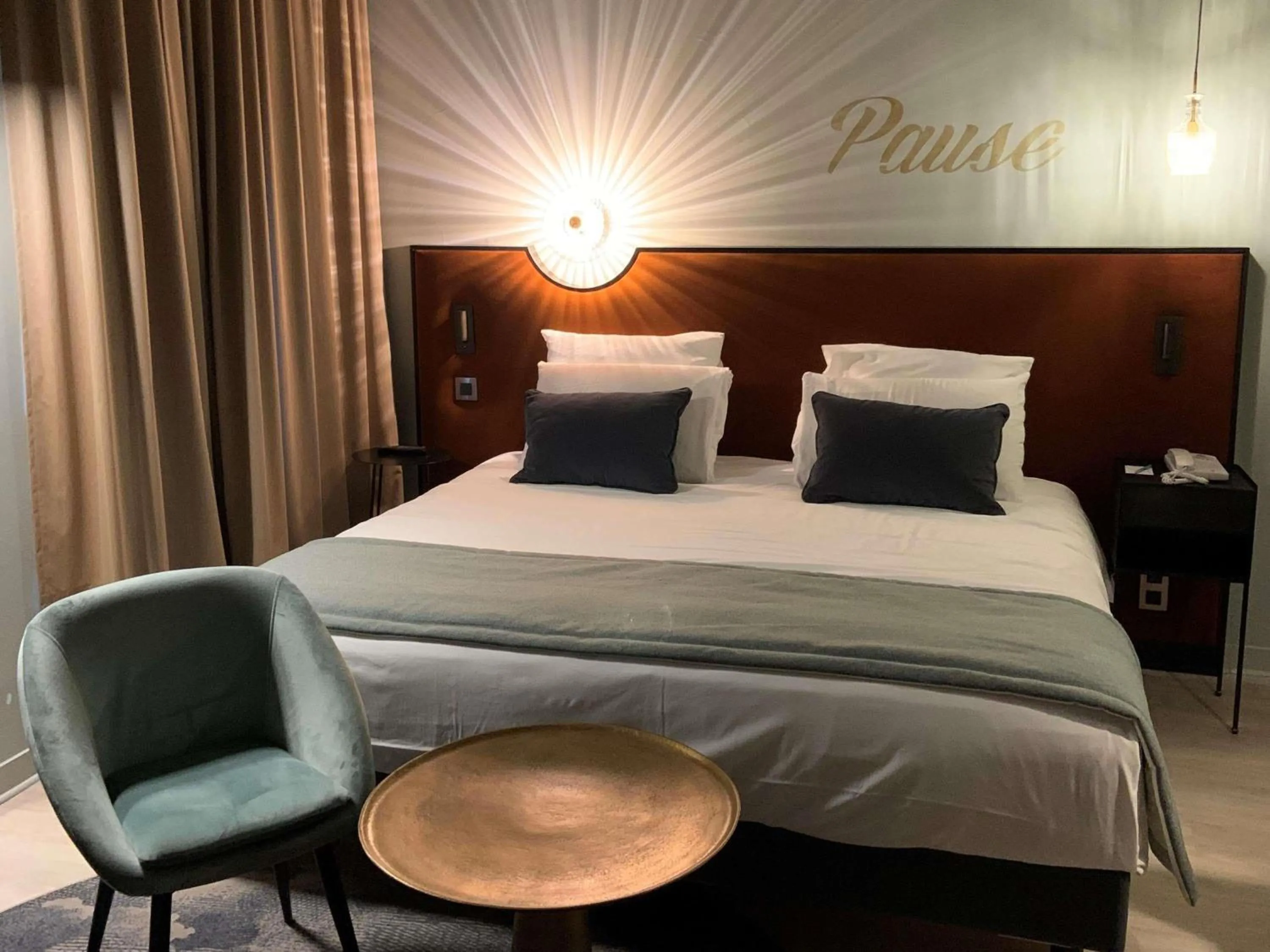 Bedroom, Bed in Hôtel Mercure Montauban