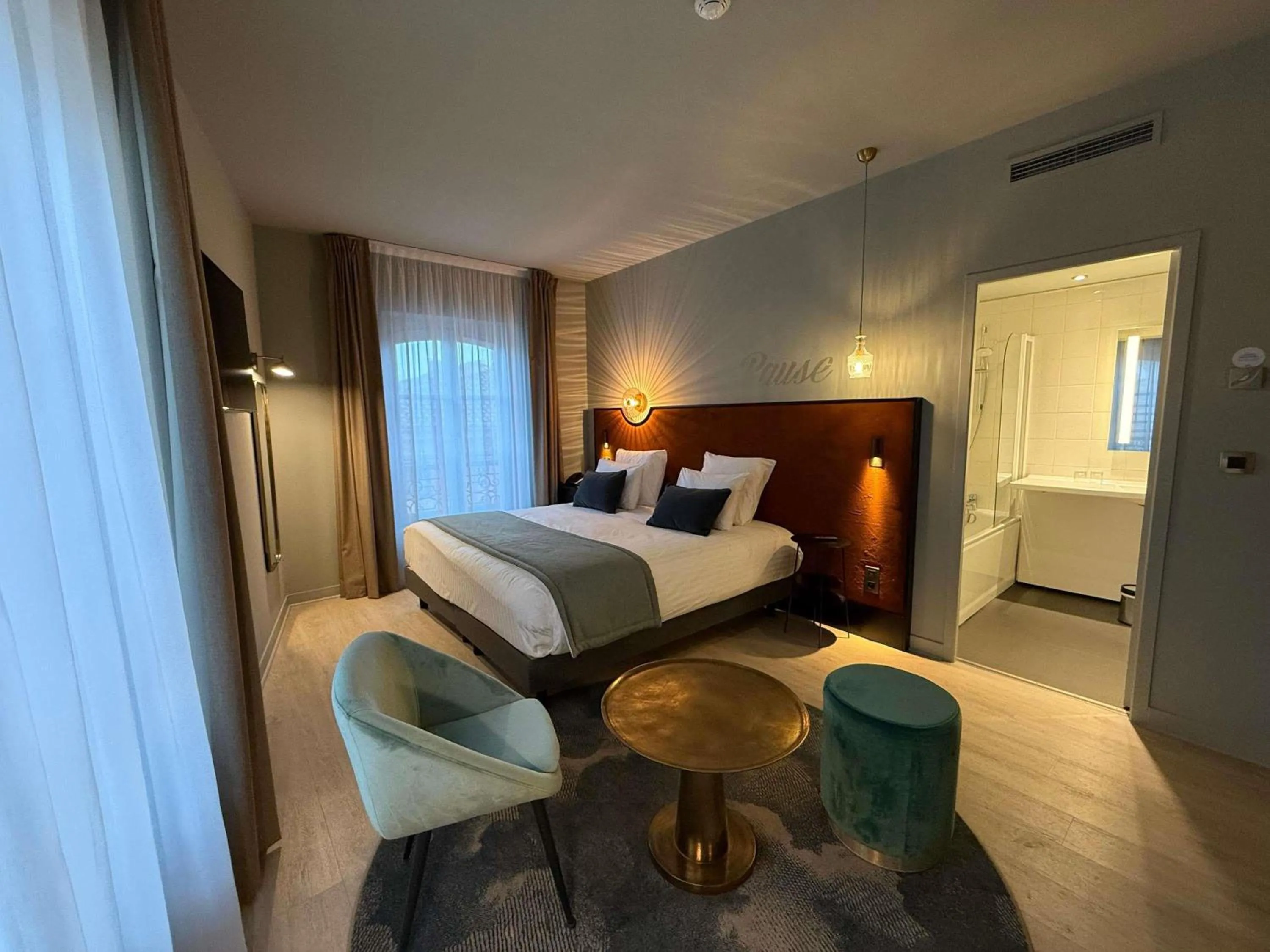 Bedroom, Bed in Hôtel Mercure Montauban