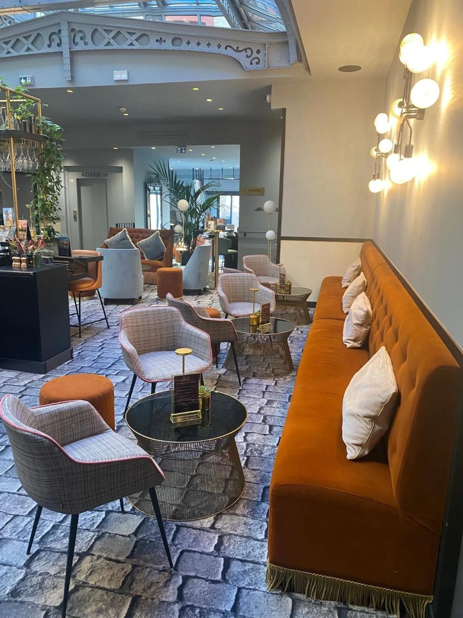 Lounge or bar in Hôtel Mercure Montauban