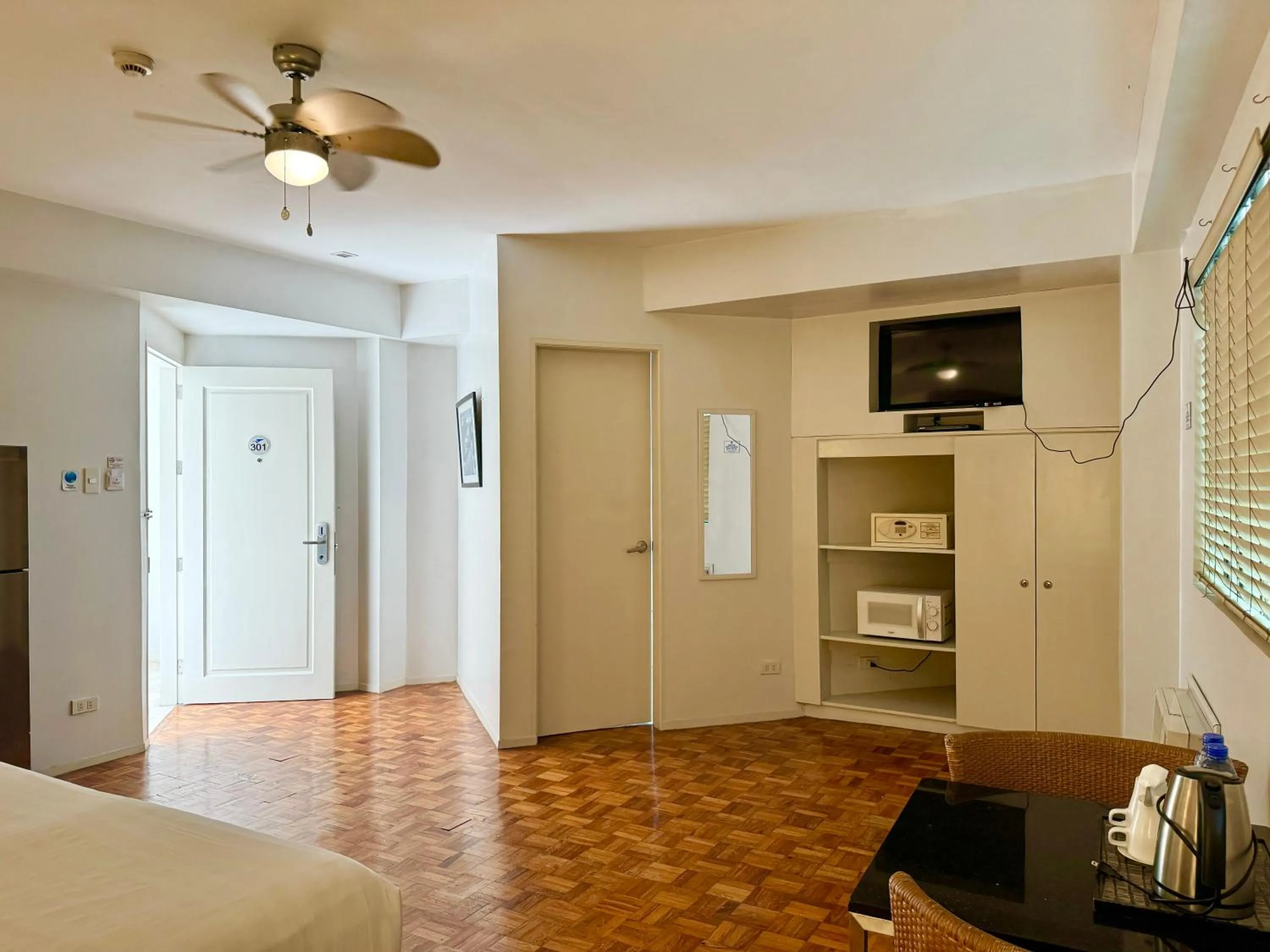 TV and multimedia, Bed in The Clipper Hotel, Poblacion Makati