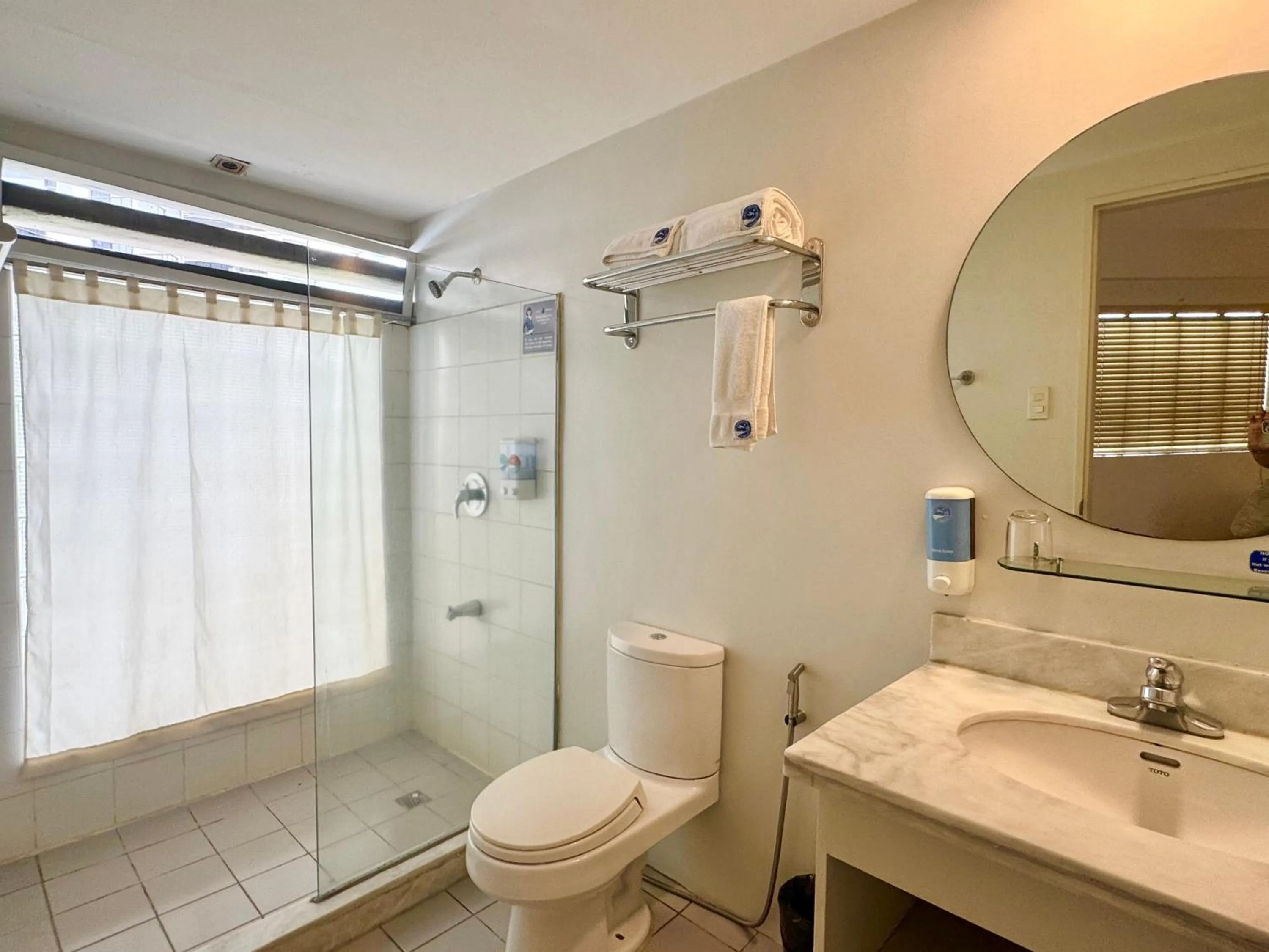 Shower in The Clipper Hotel, Poblacion Makati