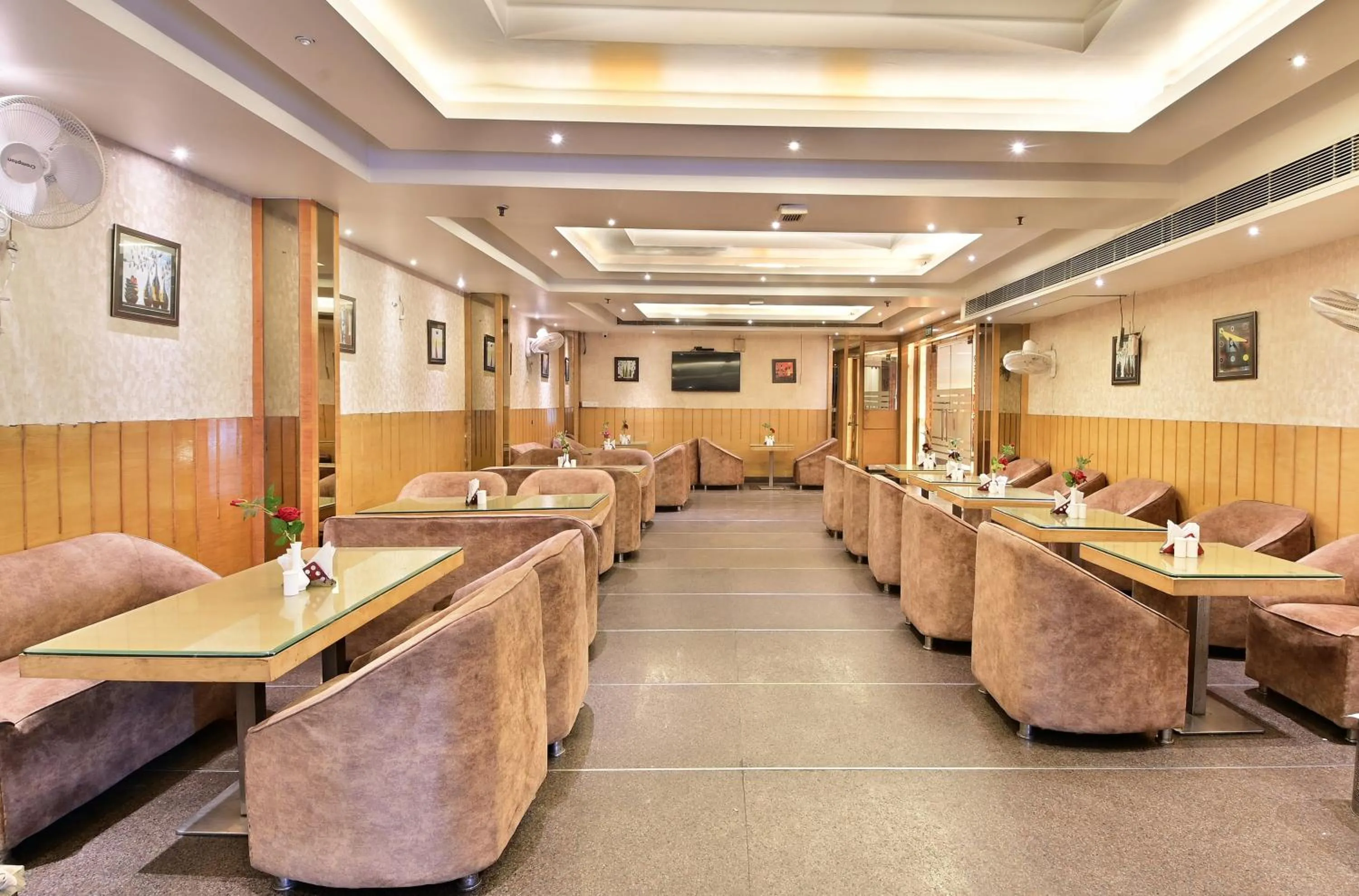 Restaurant/Places to Eat in Hotel Aman International -All Staff Vaccinated