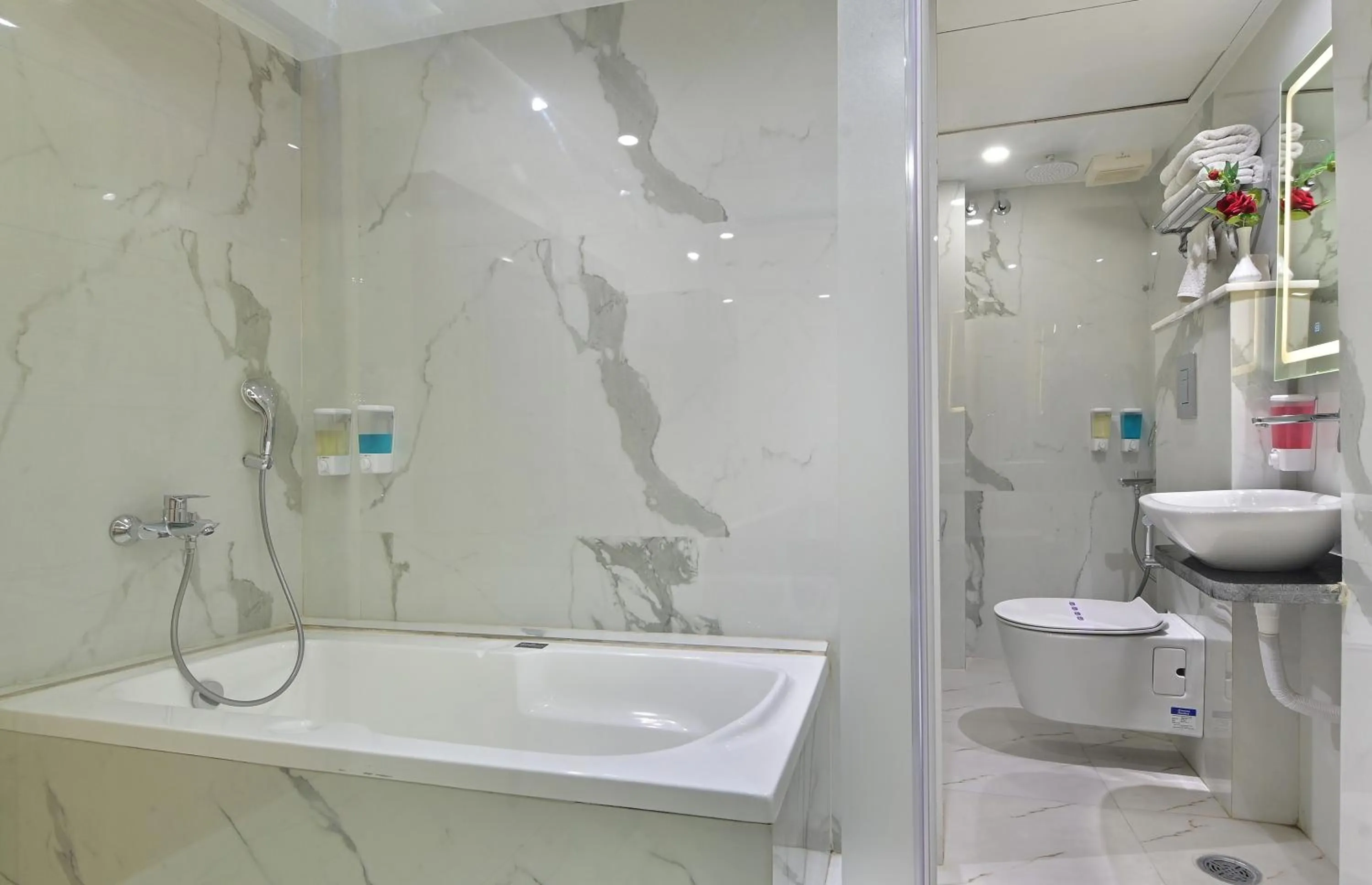 Bath, Bathroom in Hotel Aman International -All Staff Vaccinated