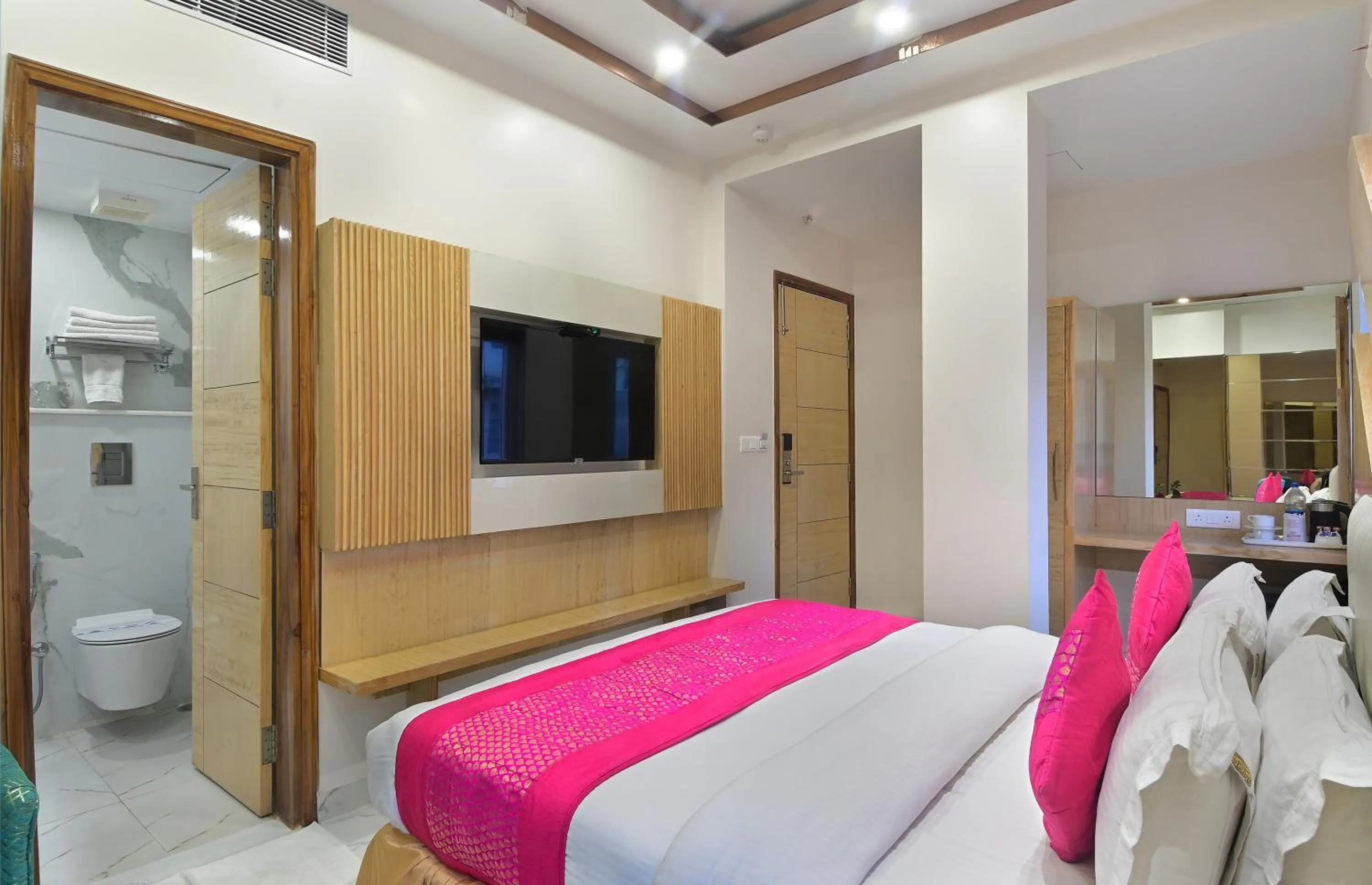 TV and multimedia, Bed in Hotel Aman International -All Staff Vaccinated