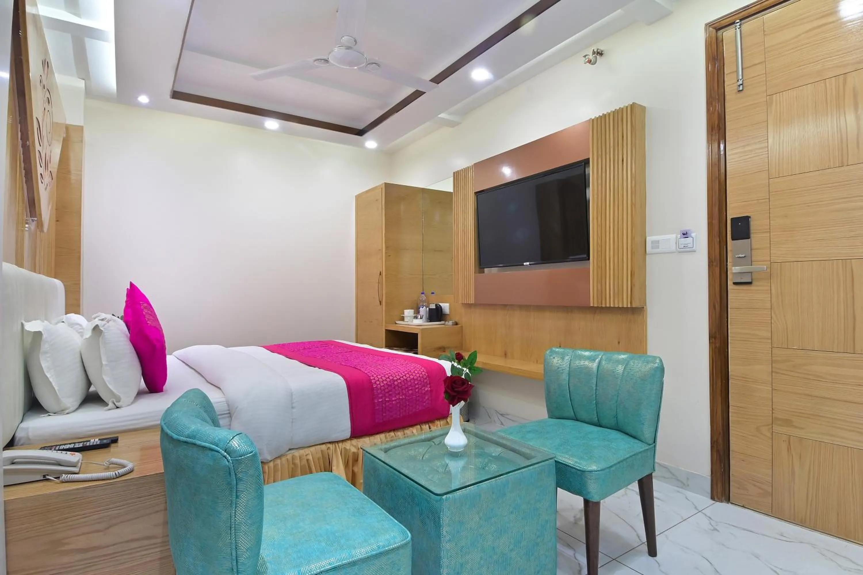 Bed, TV/Entertainment Center in Hotel Aman International -All Staff Vaccinated