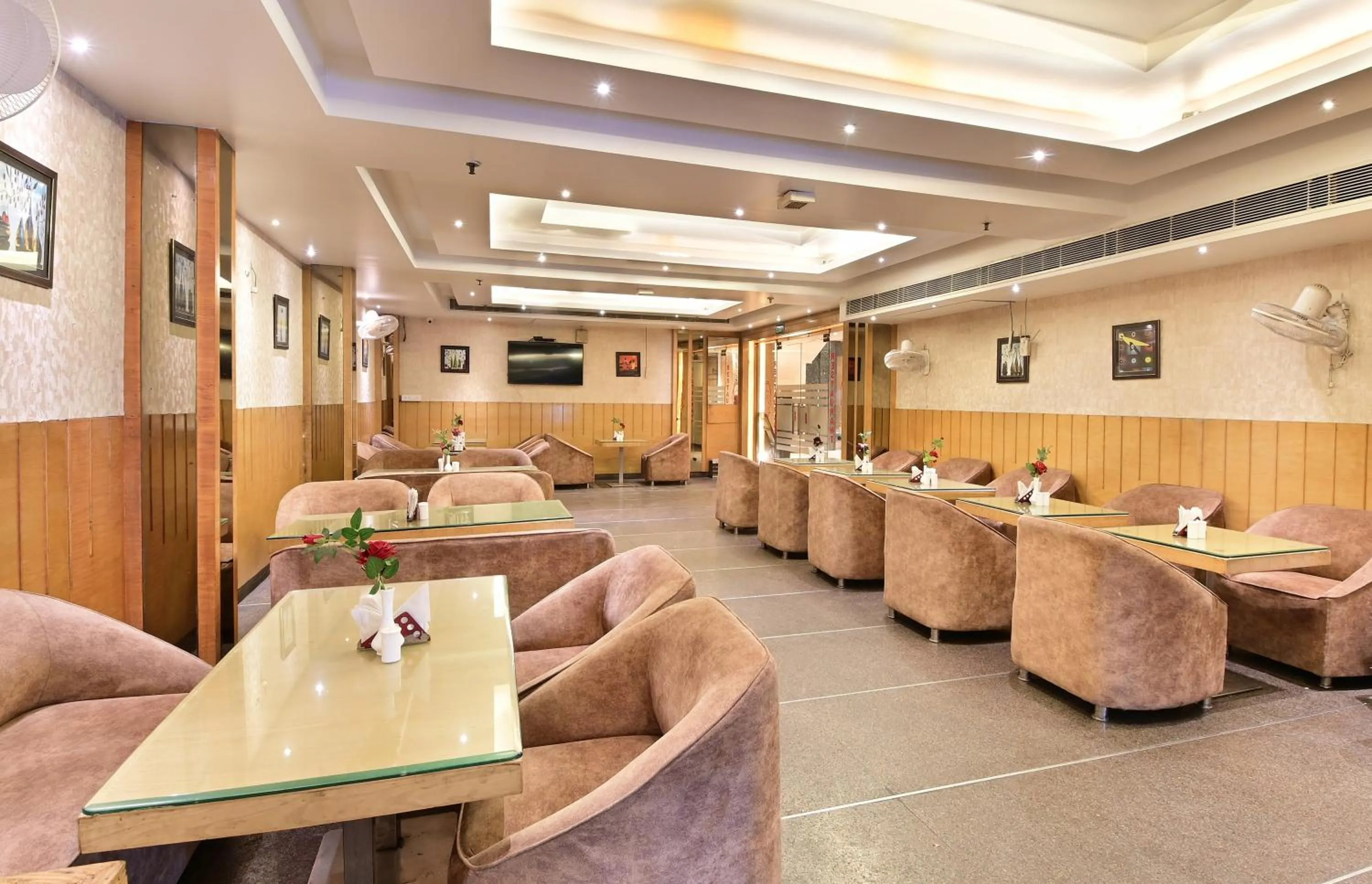 Restaurant/places to eat in Hotel Aman International -All Staff Vaccinated