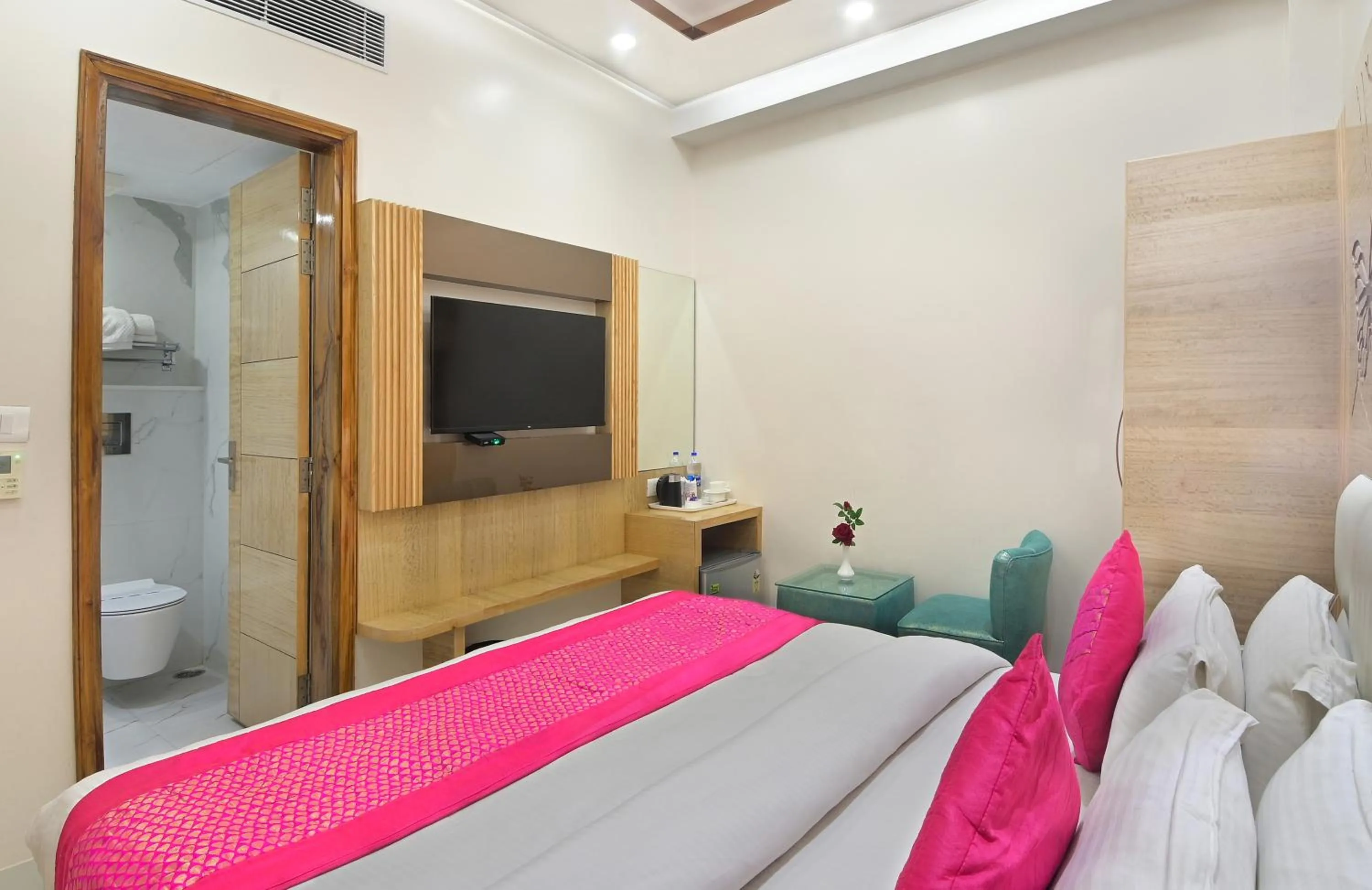 Photo of the whole room, Bed in Hotel Aman International -All Staff Vaccinated