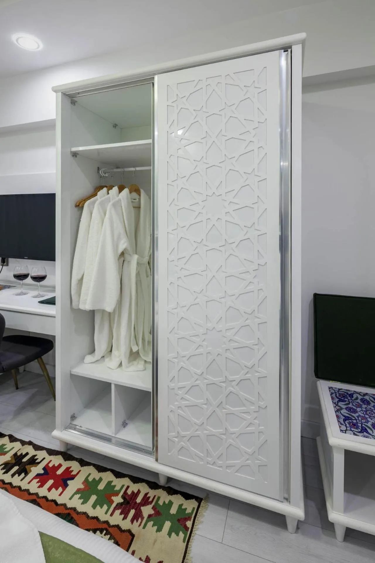 Decorative detail in OBAHAN HOTEL-Special Class