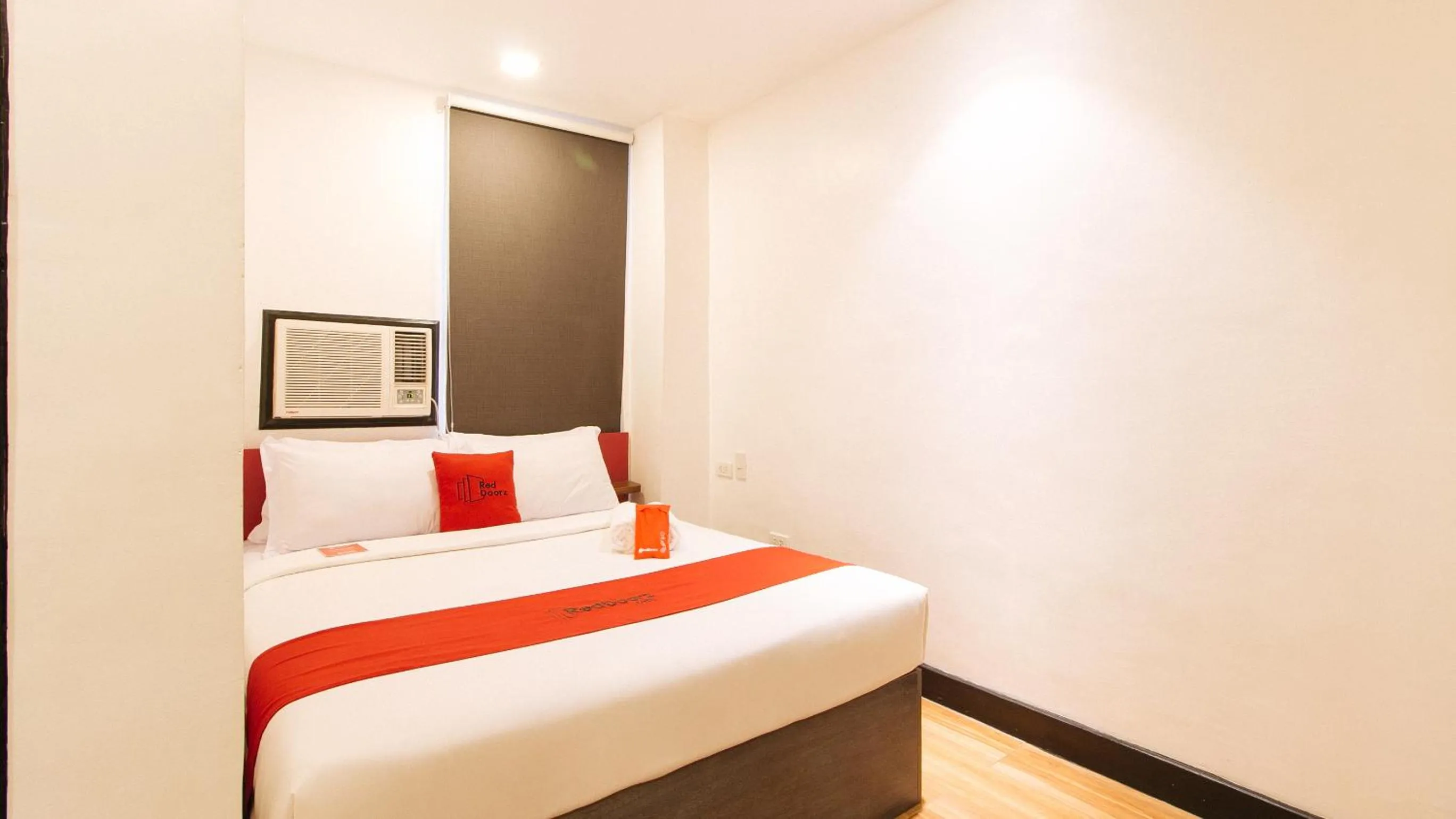 Bed in RedDoorz Plus at MM Hotel Las Pinas former RedDoorz Plus Near Bamboo Organ