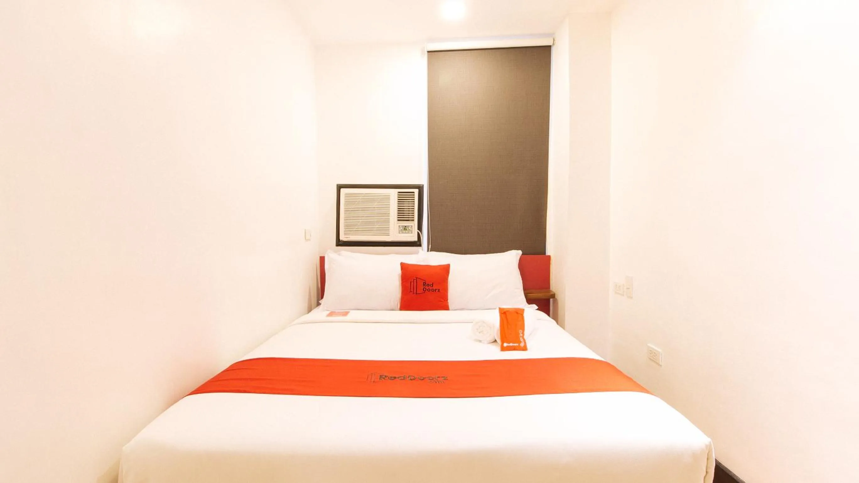 Bed in RedDoorz Plus at MM Hotel Las Pinas former RedDoorz Plus Near Bamboo Organ