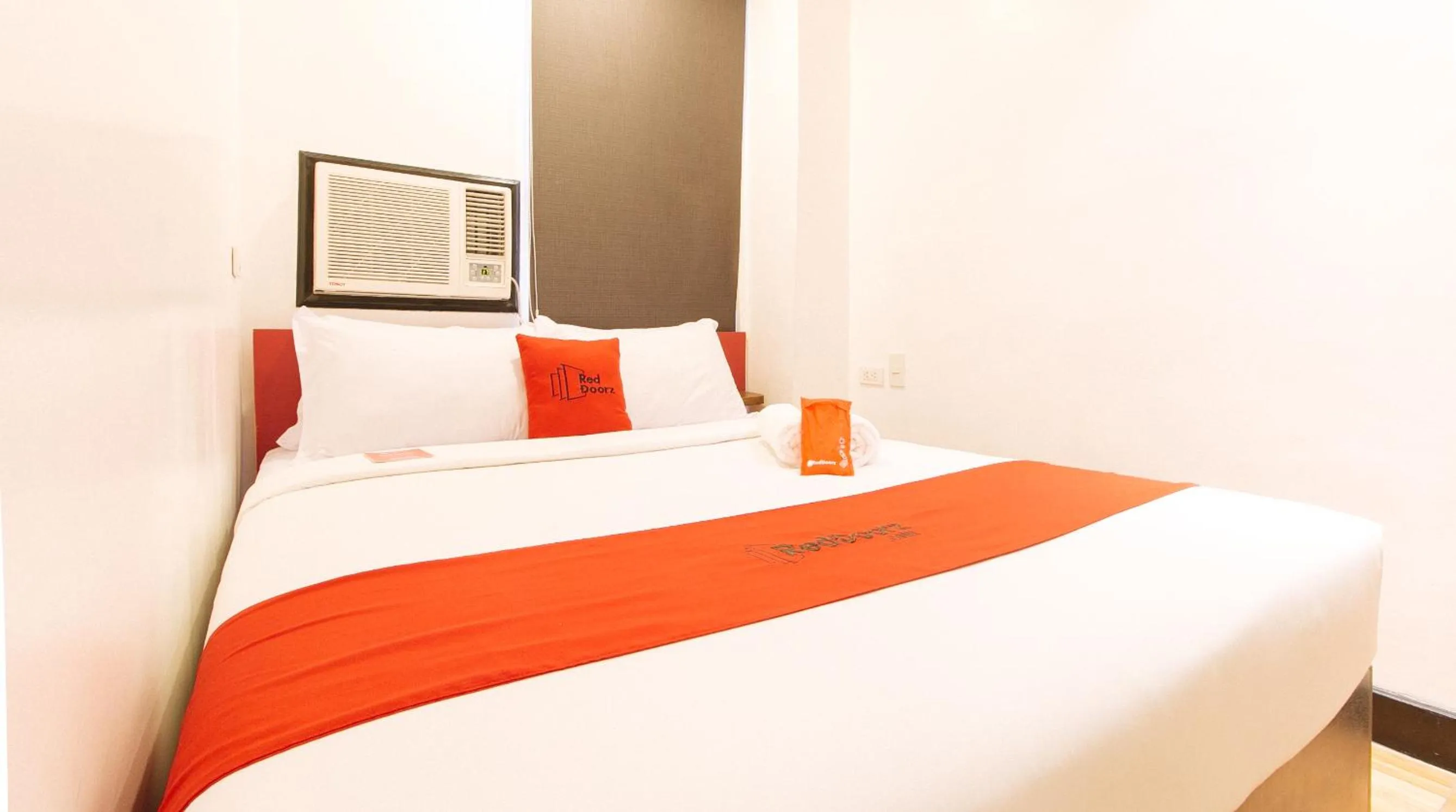 Bed in RedDoorz Plus at MM Hotel Las Pinas former RedDoorz Plus Near Bamboo Organ