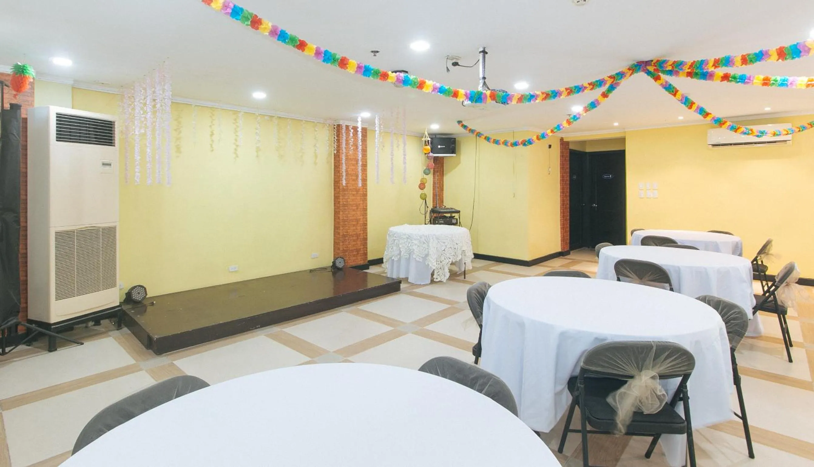 Restaurant/places to eat in RedDoorz Plus at MM Hotel Las Pinas former RedDoorz Plus Near Bamboo Organ