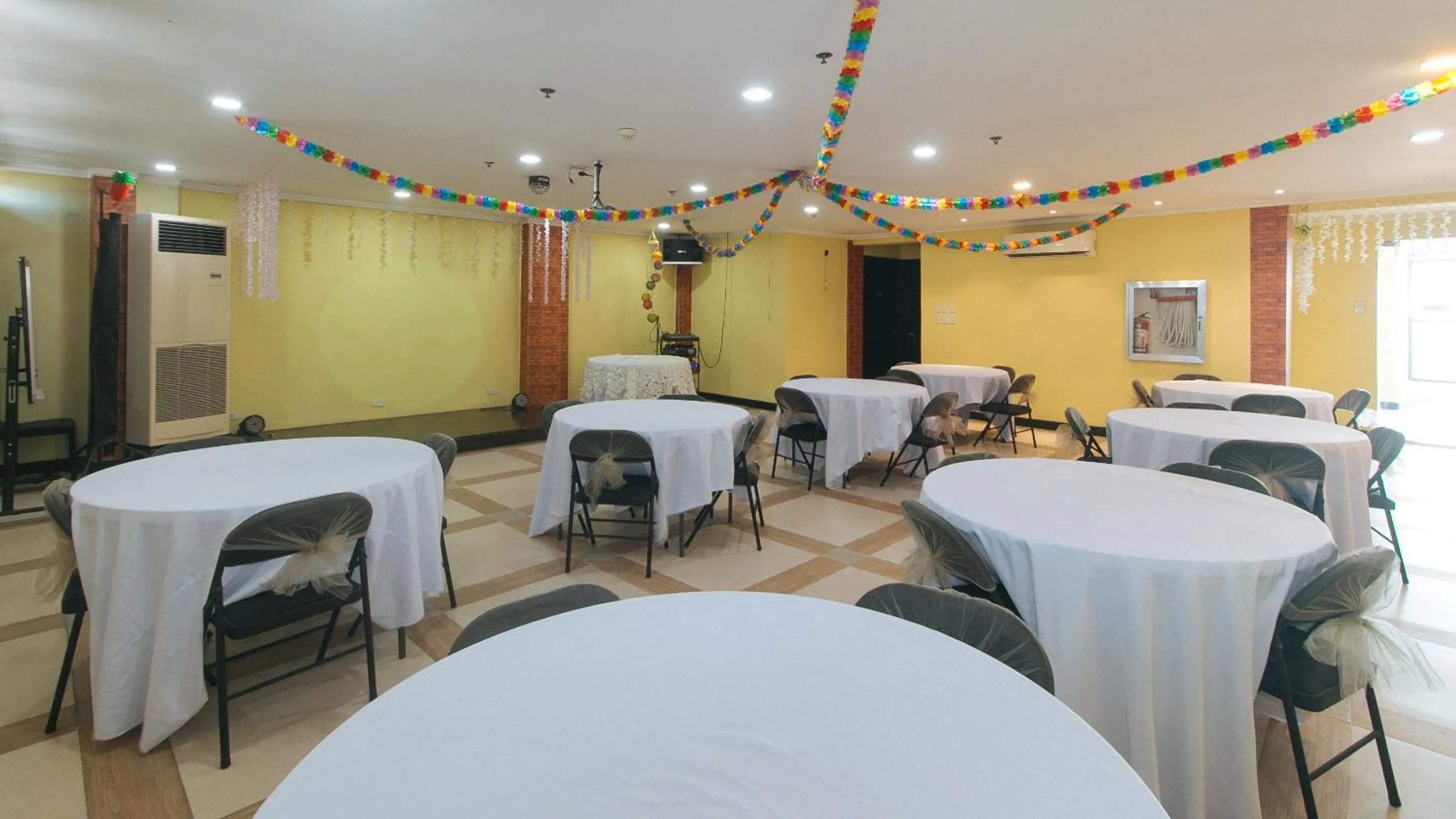 Restaurant/places to eat in RedDoorz Plus at MM Hotel Las Pinas former RedDoorz Plus Near Bamboo Organ