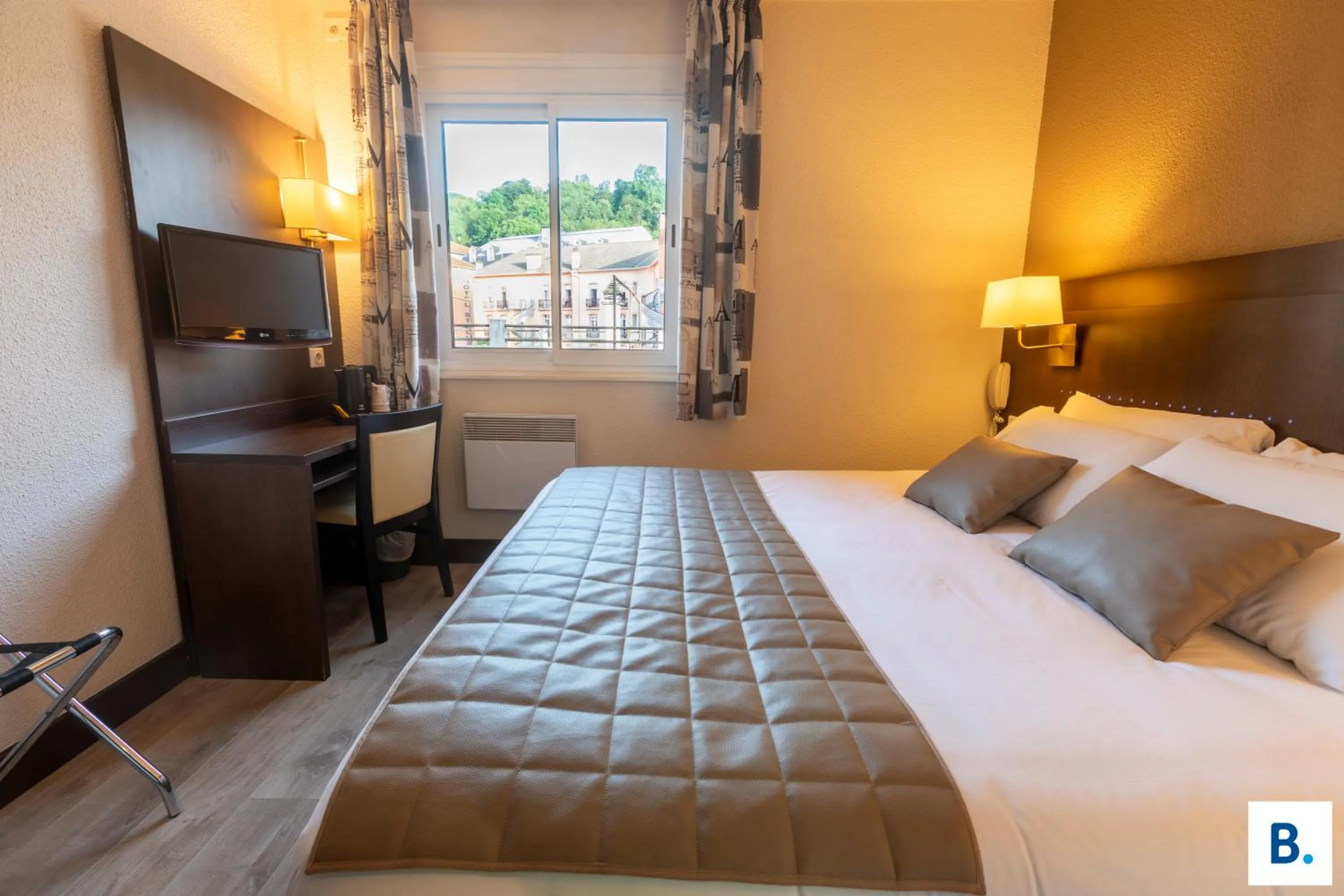 Bed in Hôtel Croix des Bretons - Lourdes Pyrénées