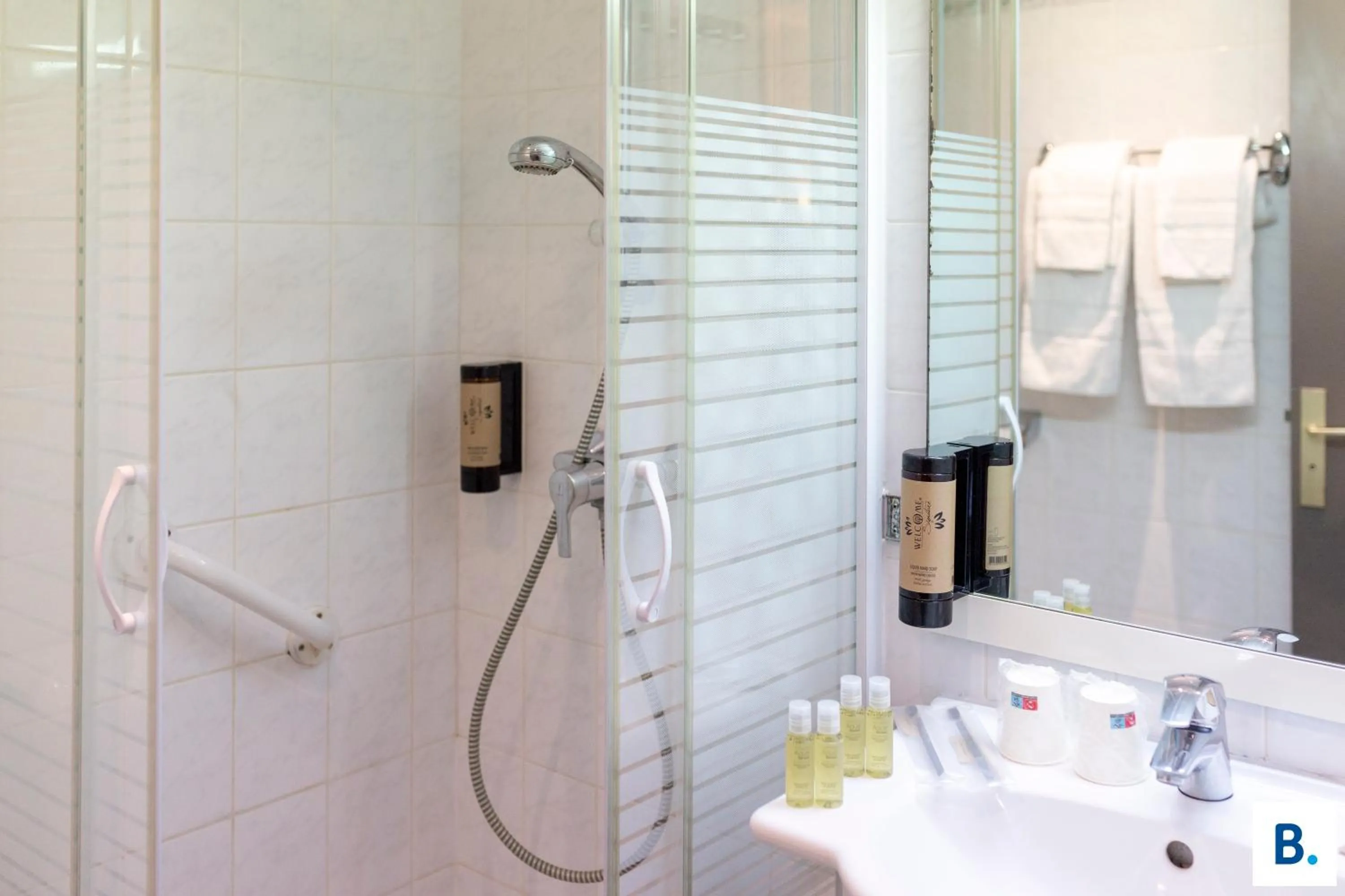 Shower in Hôtel Croix des Bretons - Lourdes Pyrénées