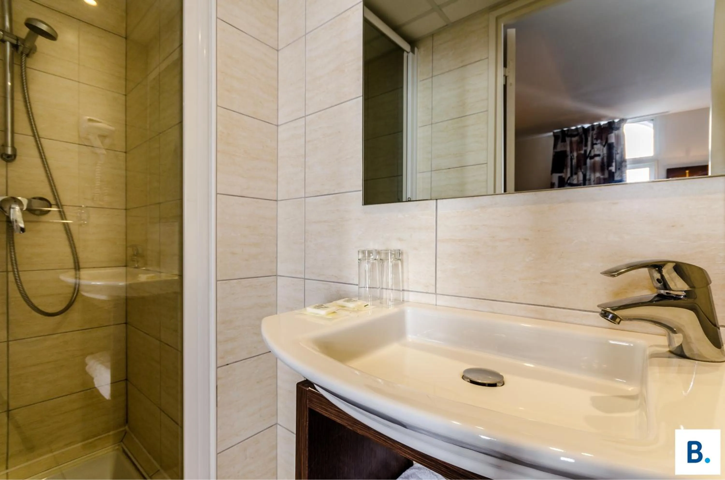 Shower in Hôtel Croix des Bretons - Lourdes Pyrénées