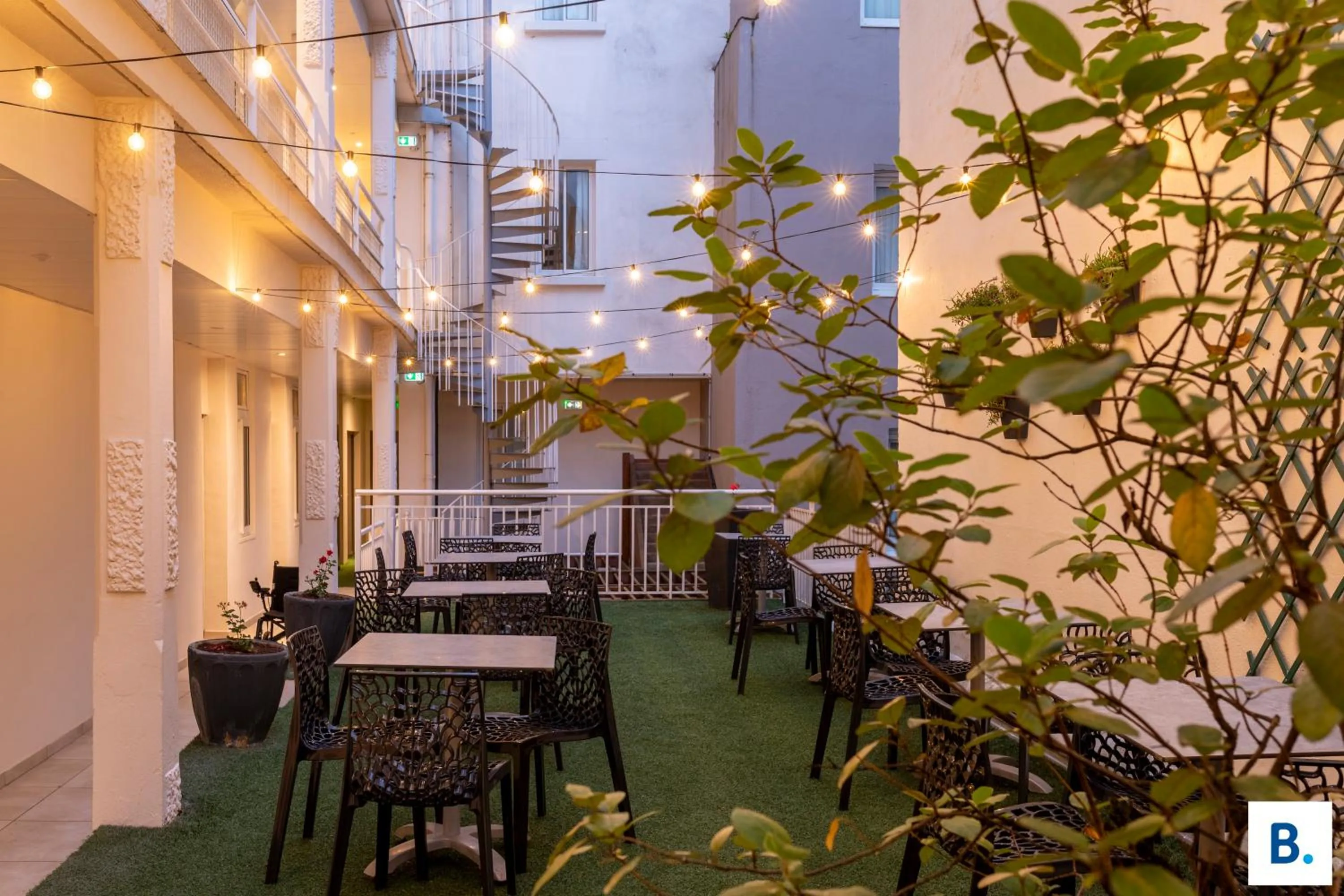 Patio in Hôtel Croix des Bretons - Lourdes Pyrénées