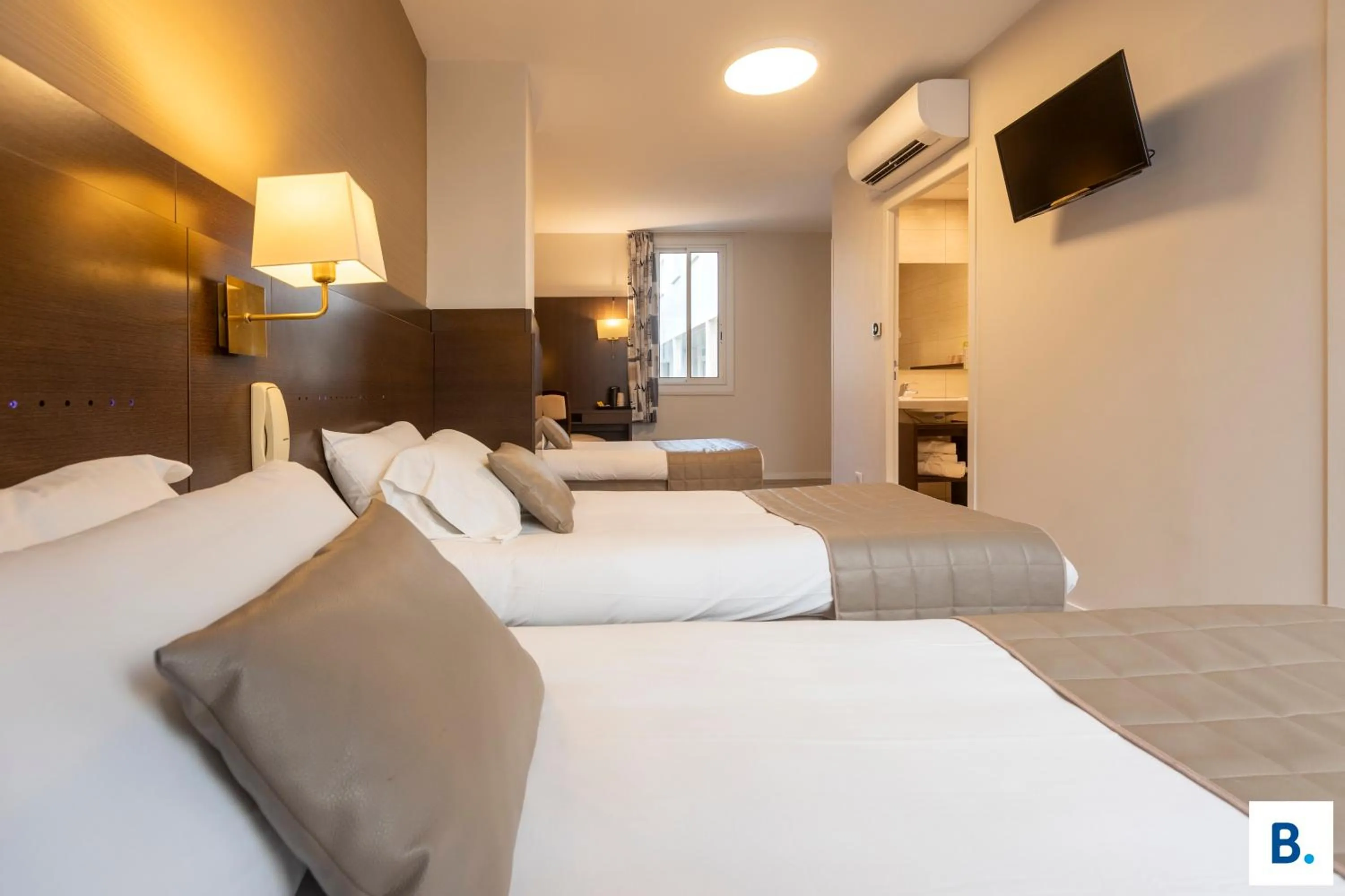 Bed in Hôtel Croix des Bretons - Lourdes Pyrénées