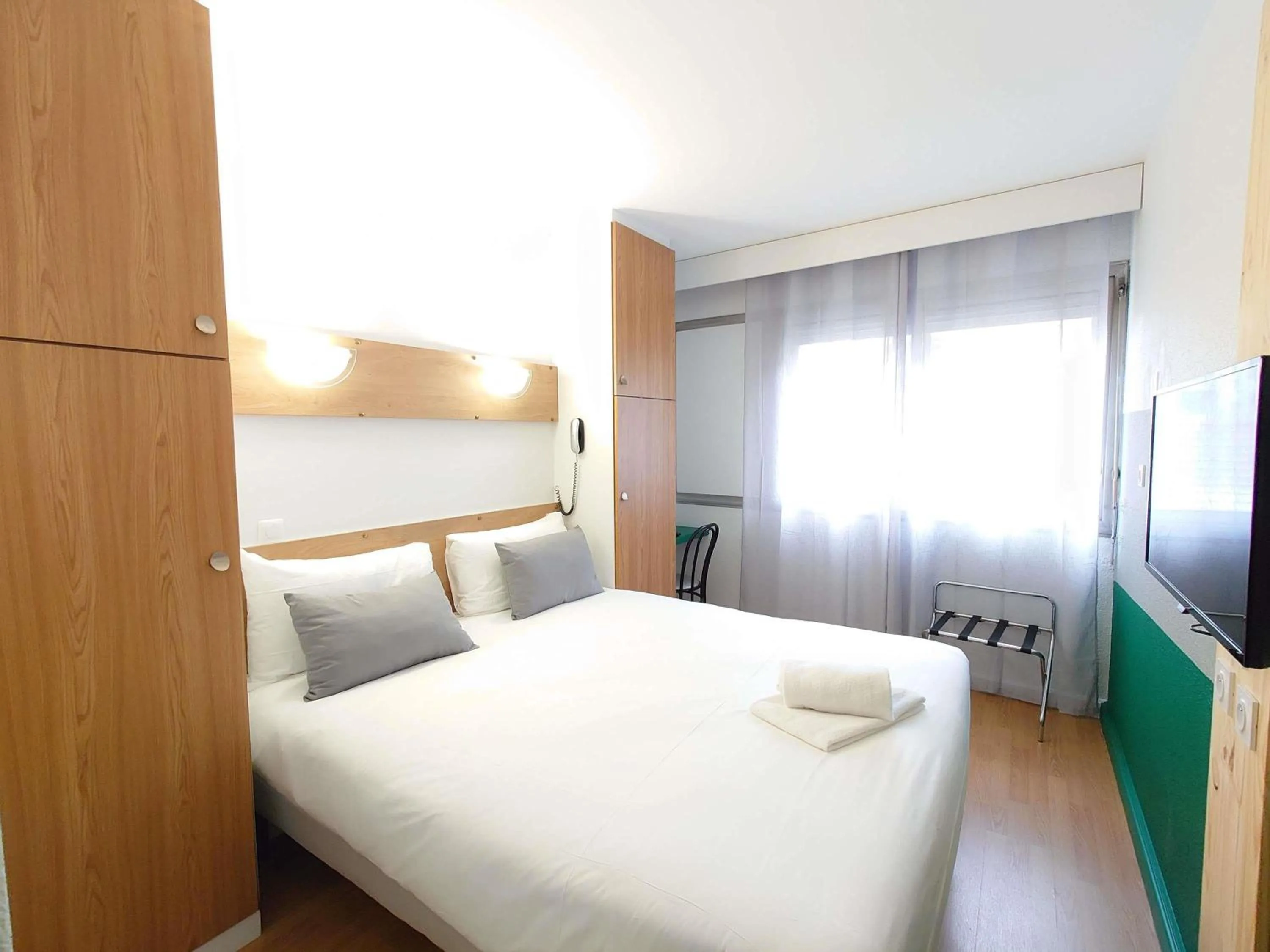 Bedroom, Bed in greet hotel Grenoble Centre Gare