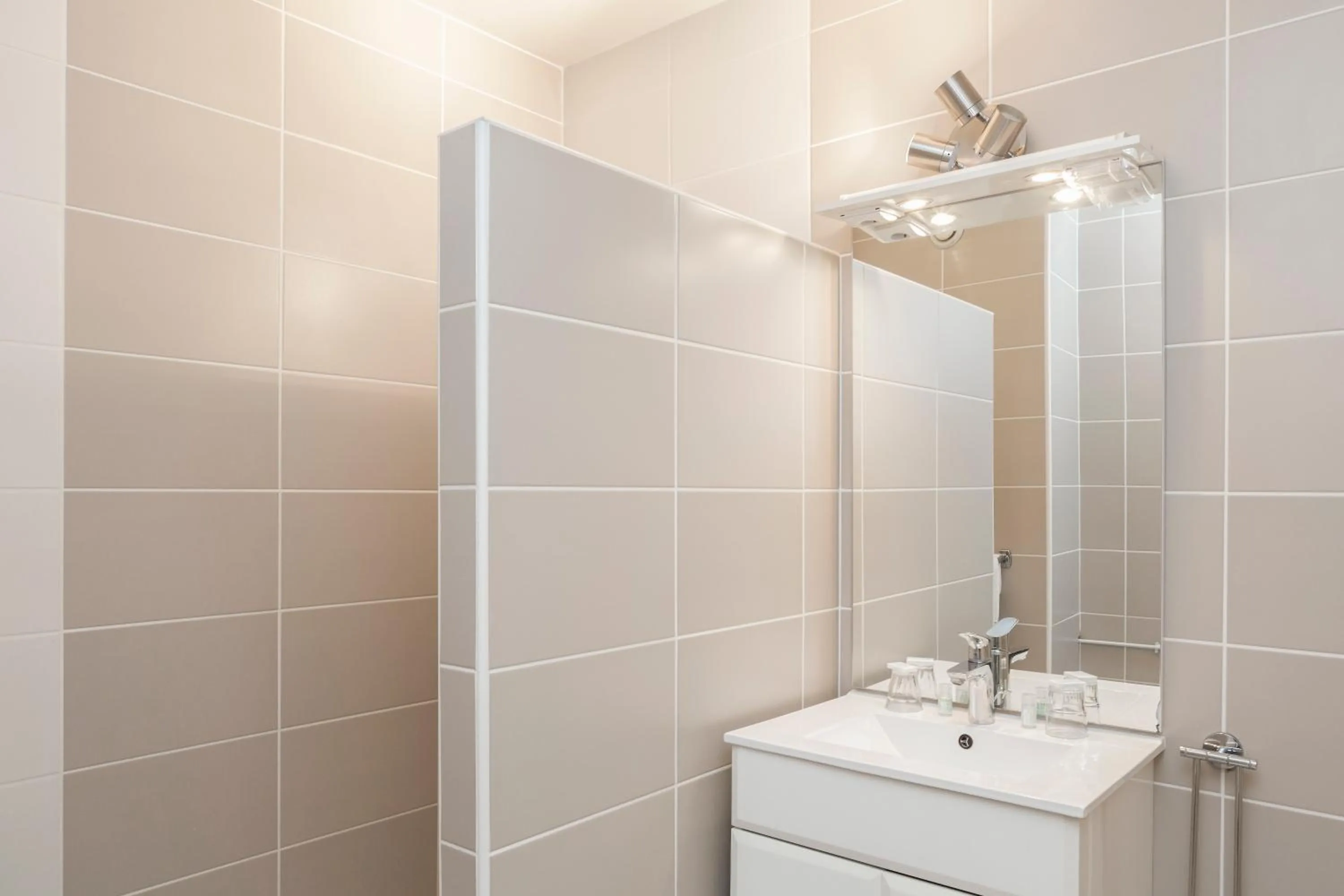 Bathroom in greet hotel Grenoble Centre Gare