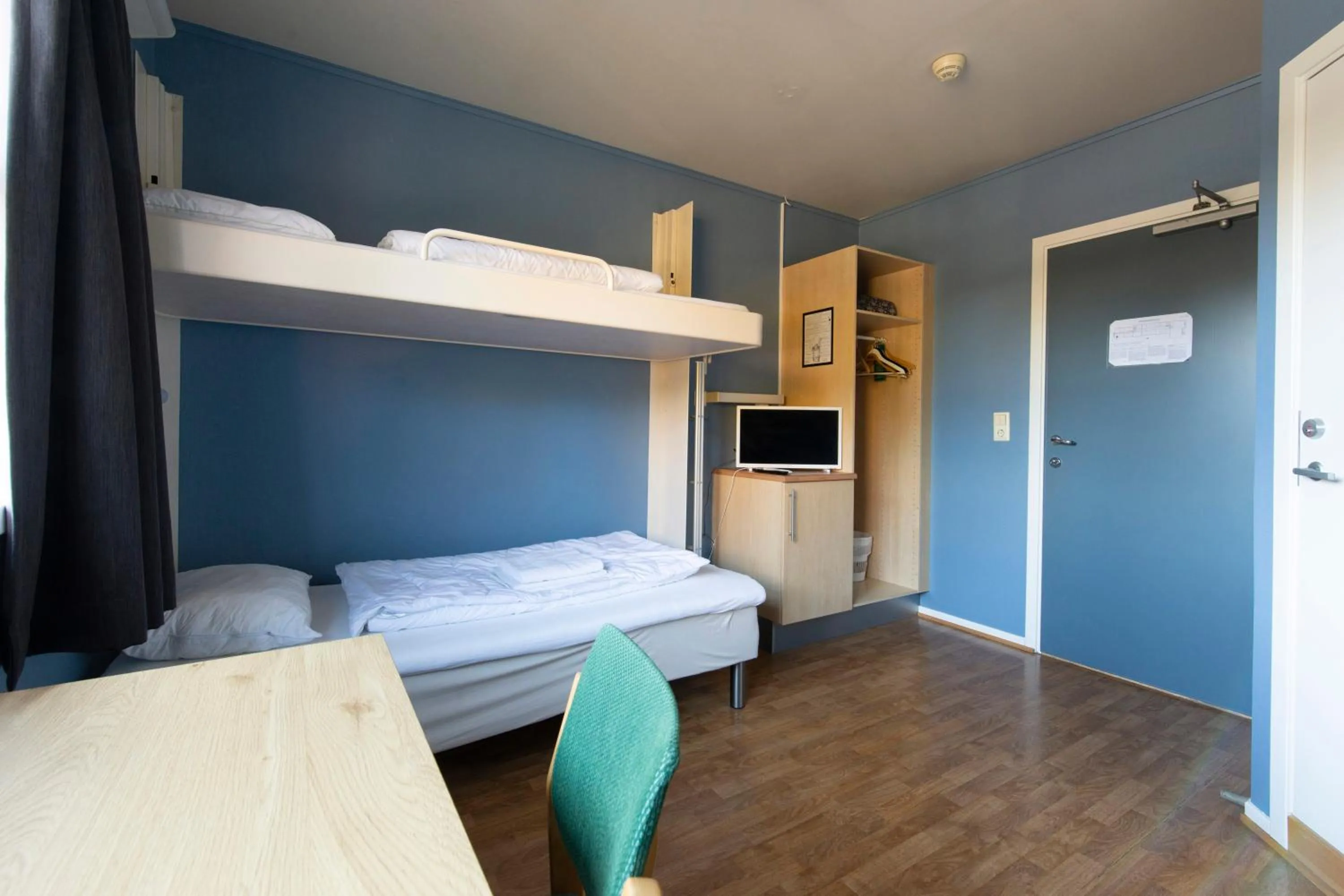 Bathroom, Bed in Kongsberg Hostel-Vandrerhjem