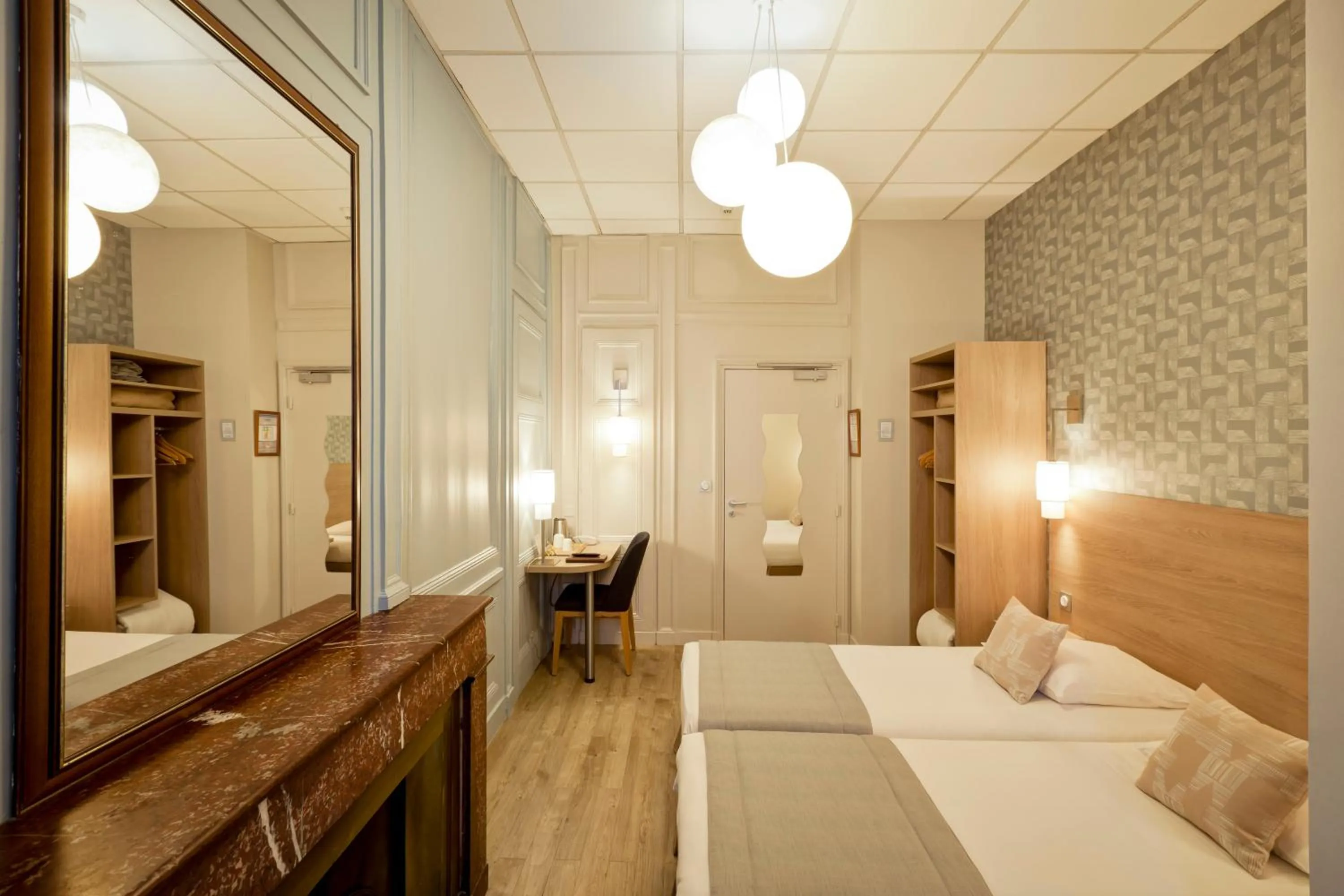 Photo of the whole room, Bed in Hôtel du Dauphin