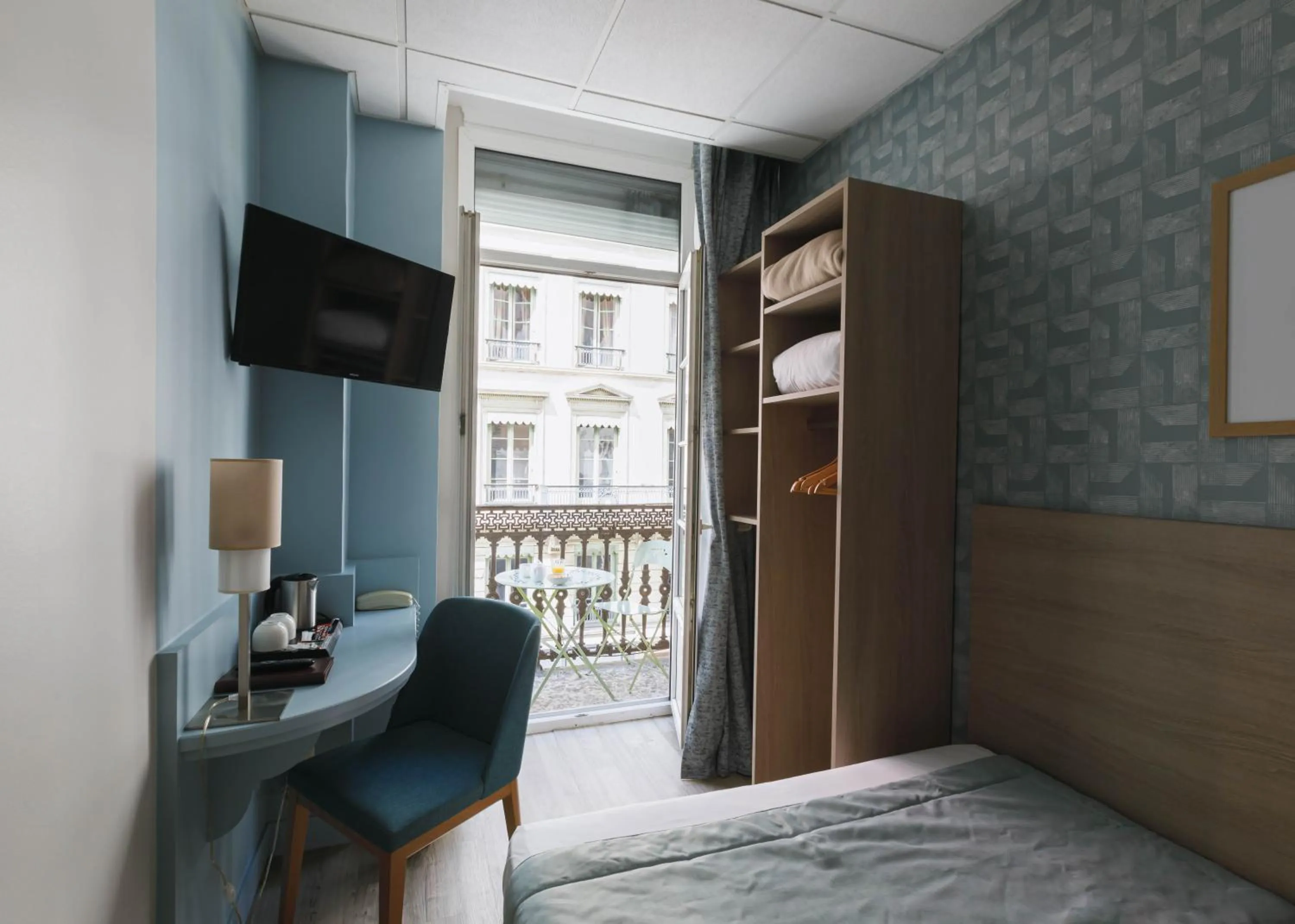 Bed in Hôtel du Dauphin