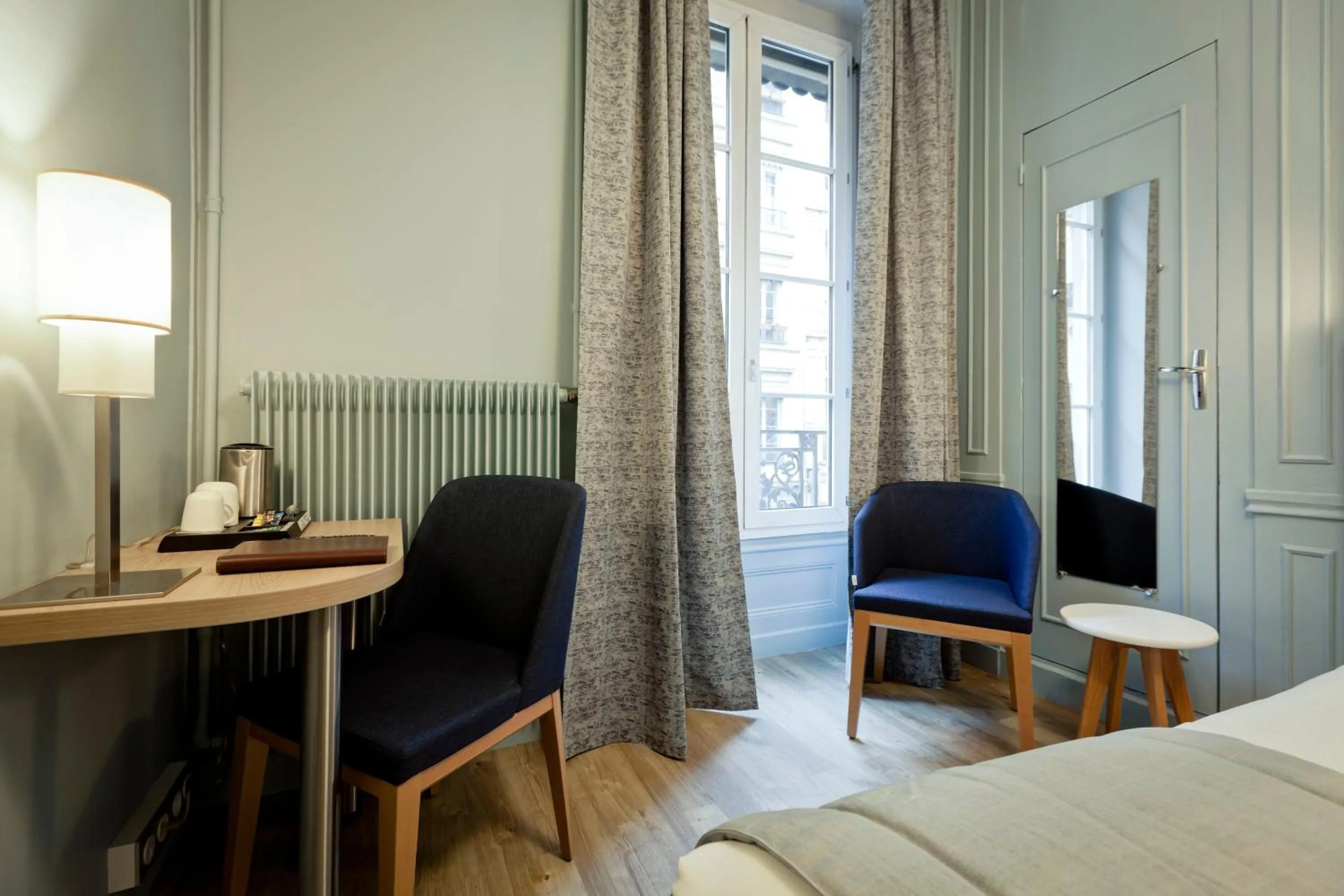 Bed in Hôtel du Dauphin