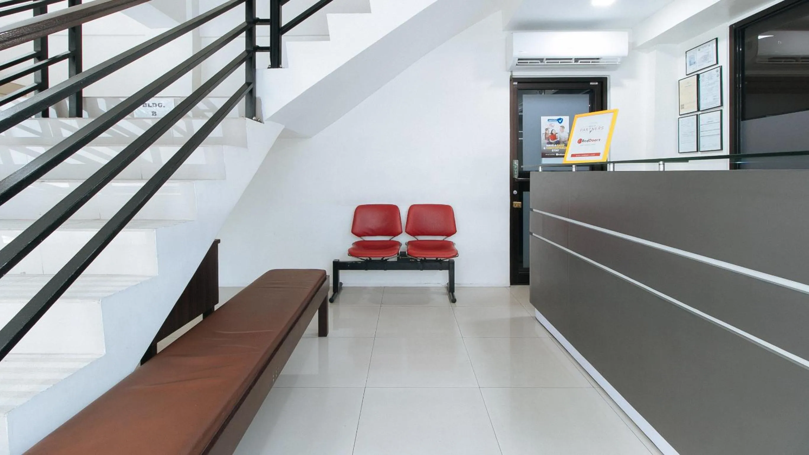 Lobby or reception in RedDoorz Plus at Evangelista Street Makati