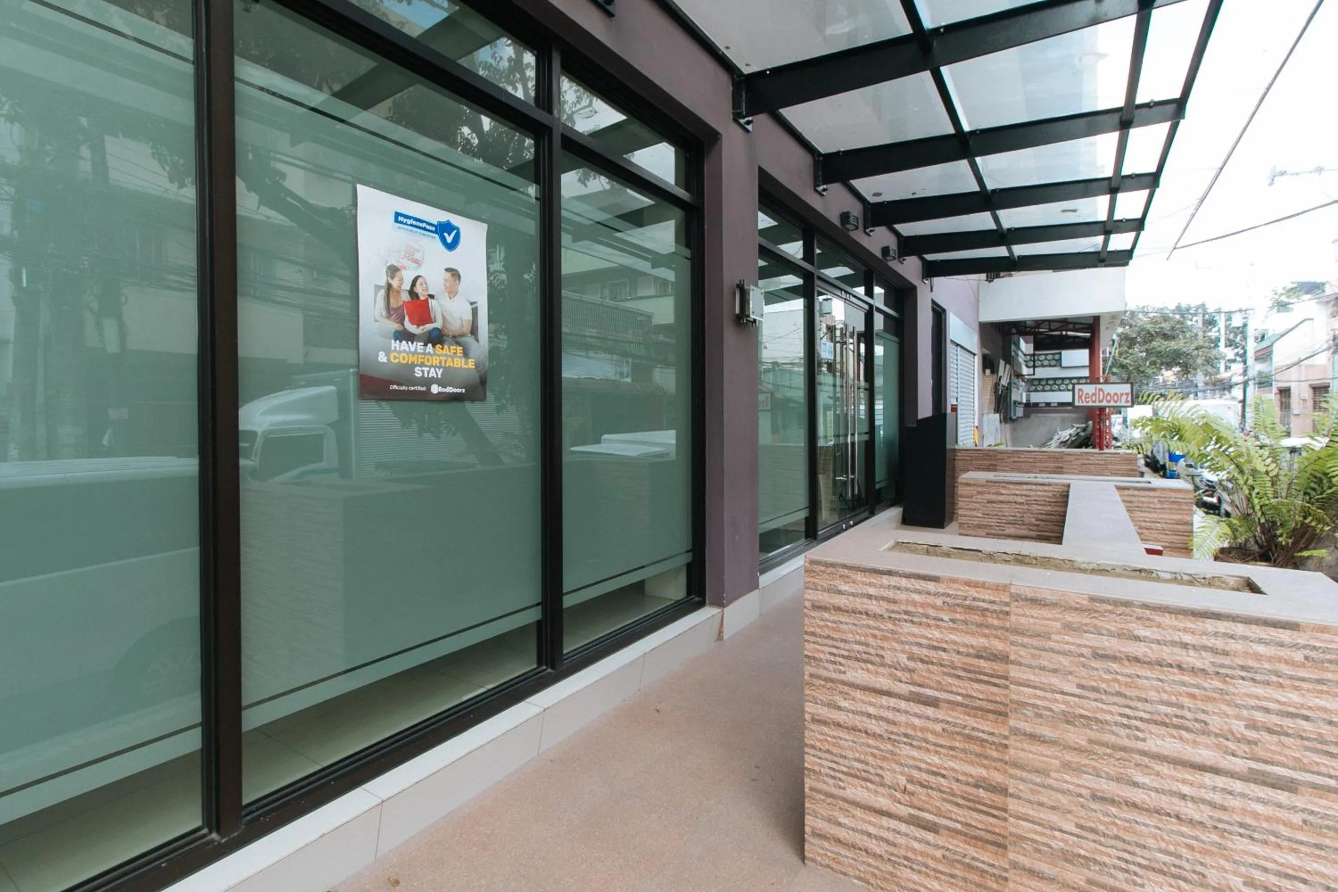 Property building in RedDoorz Plus at Evangelista Street Makati