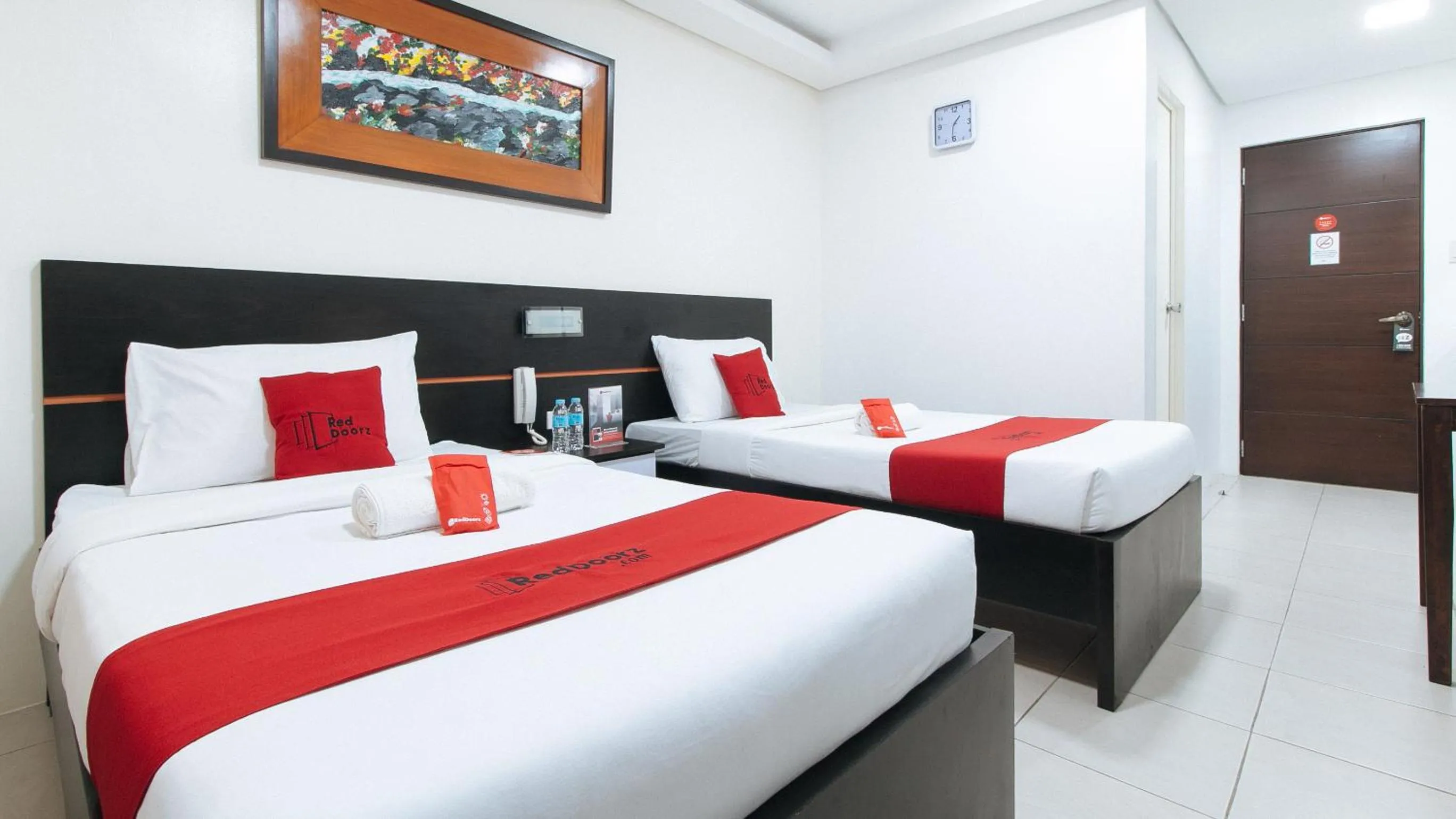 Photo of the whole room, Bed in RedDoorz Plus at Evangelista Street Makati