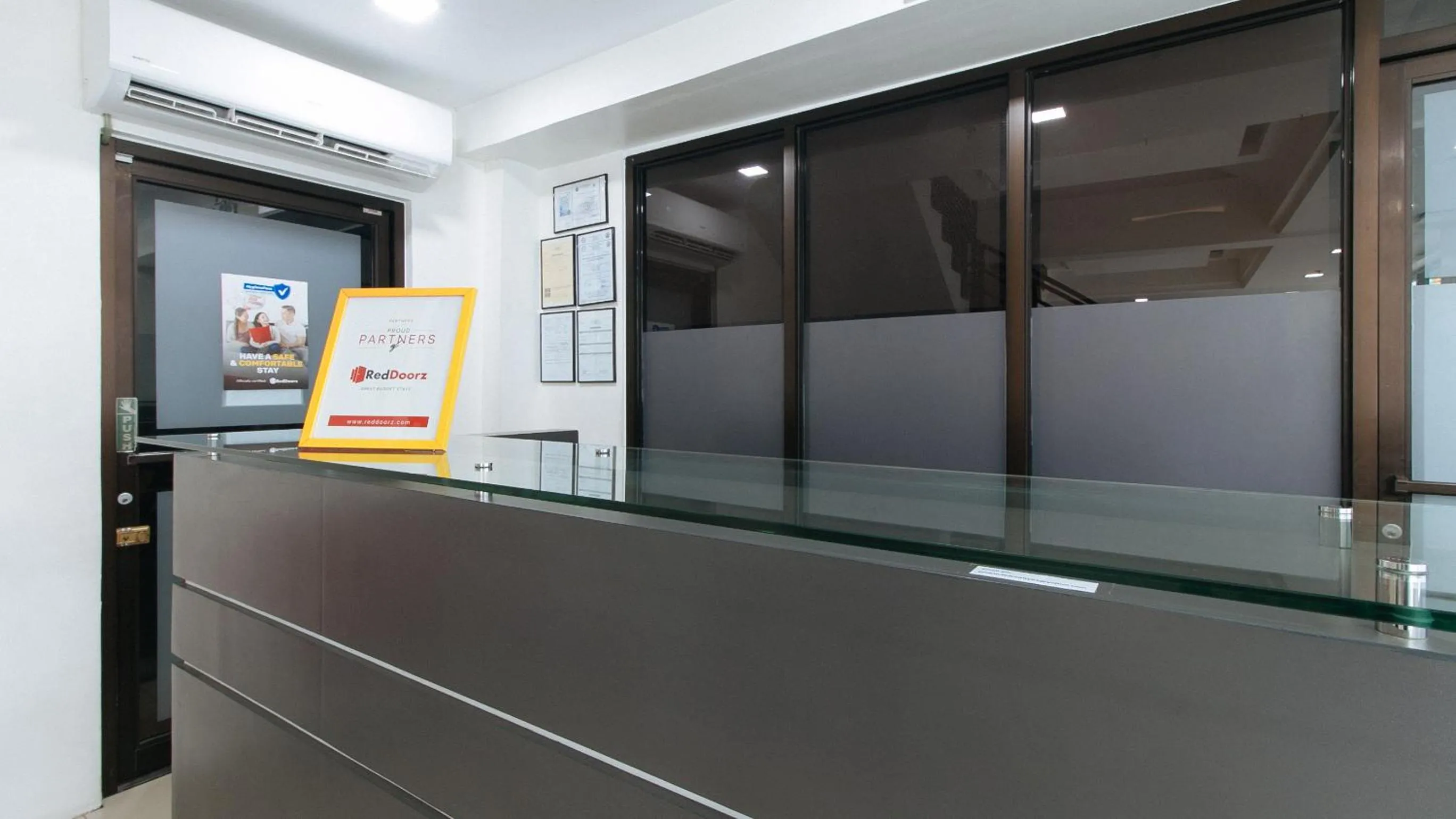 Lobby or reception in RedDoorz Plus at Evangelista Street Makati