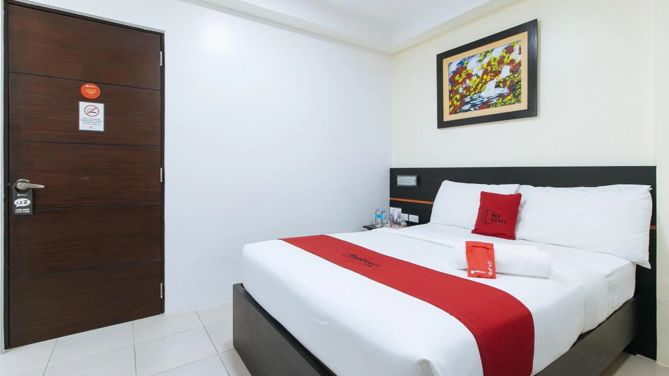 Bed in RedDoorz Plus at Evangelista Street Makati