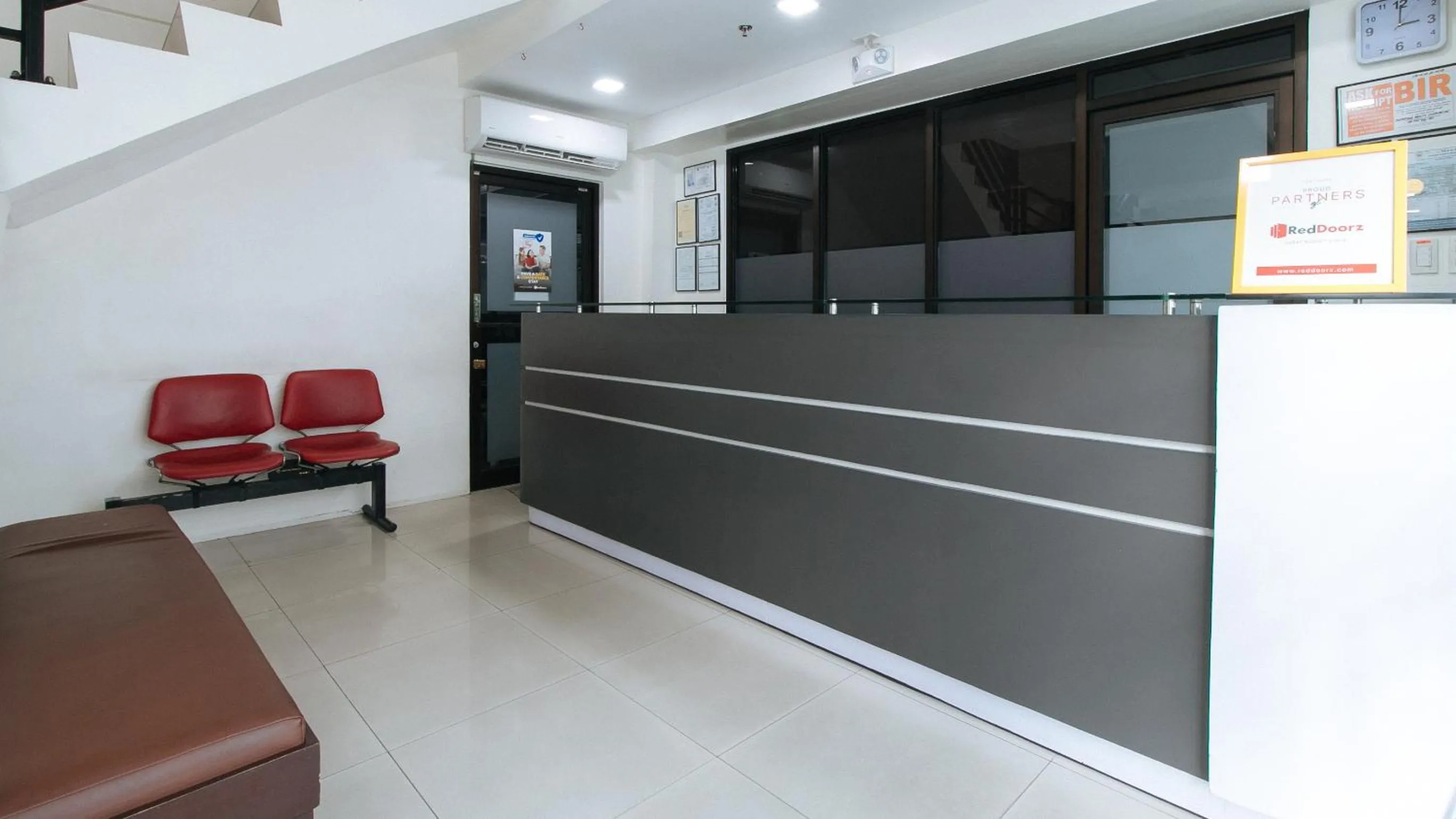 Lobby or reception in RedDoorz Plus at Evangelista Street Makati