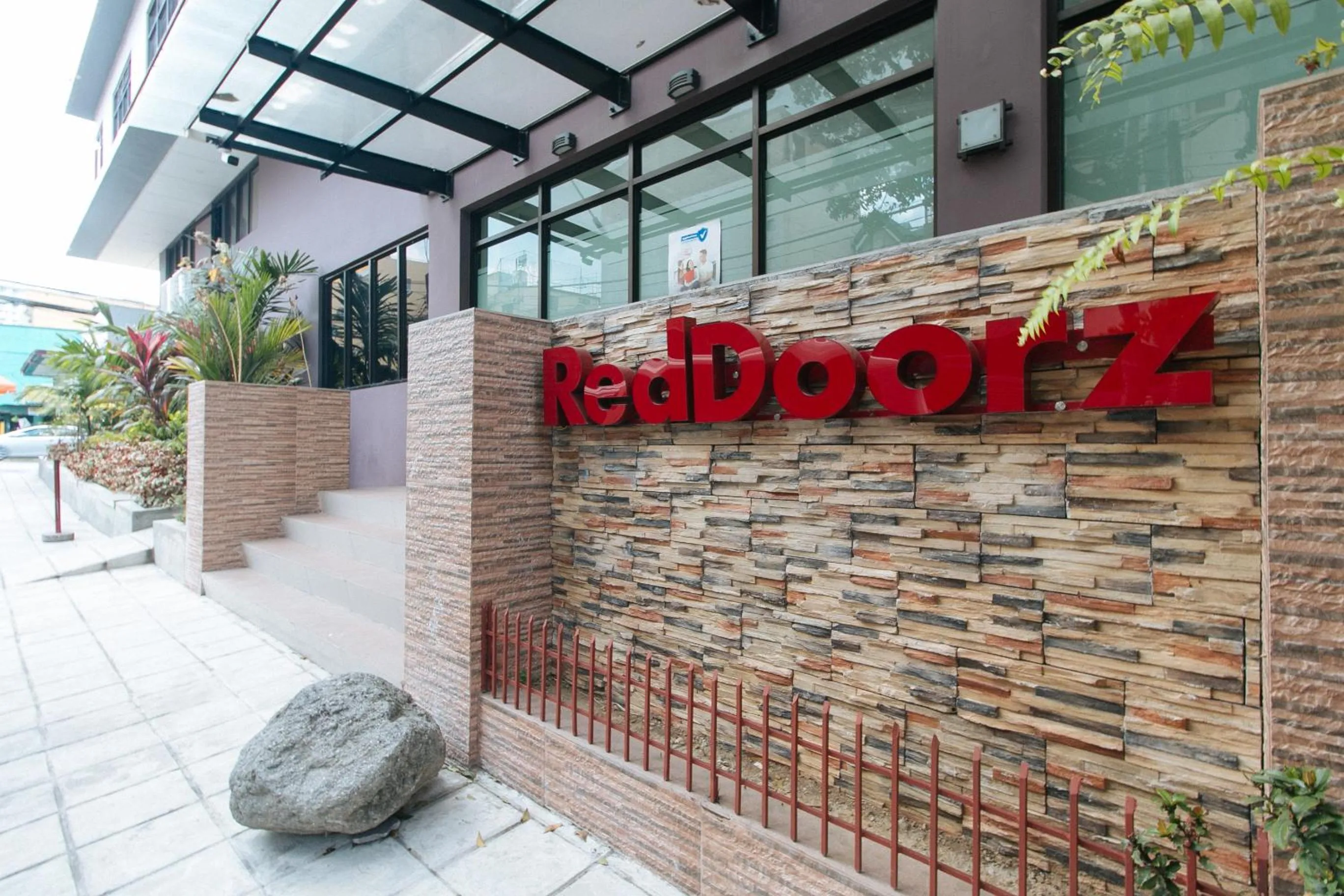 Property logo or sign in RedDoorz Plus at Evangelista Street Makati