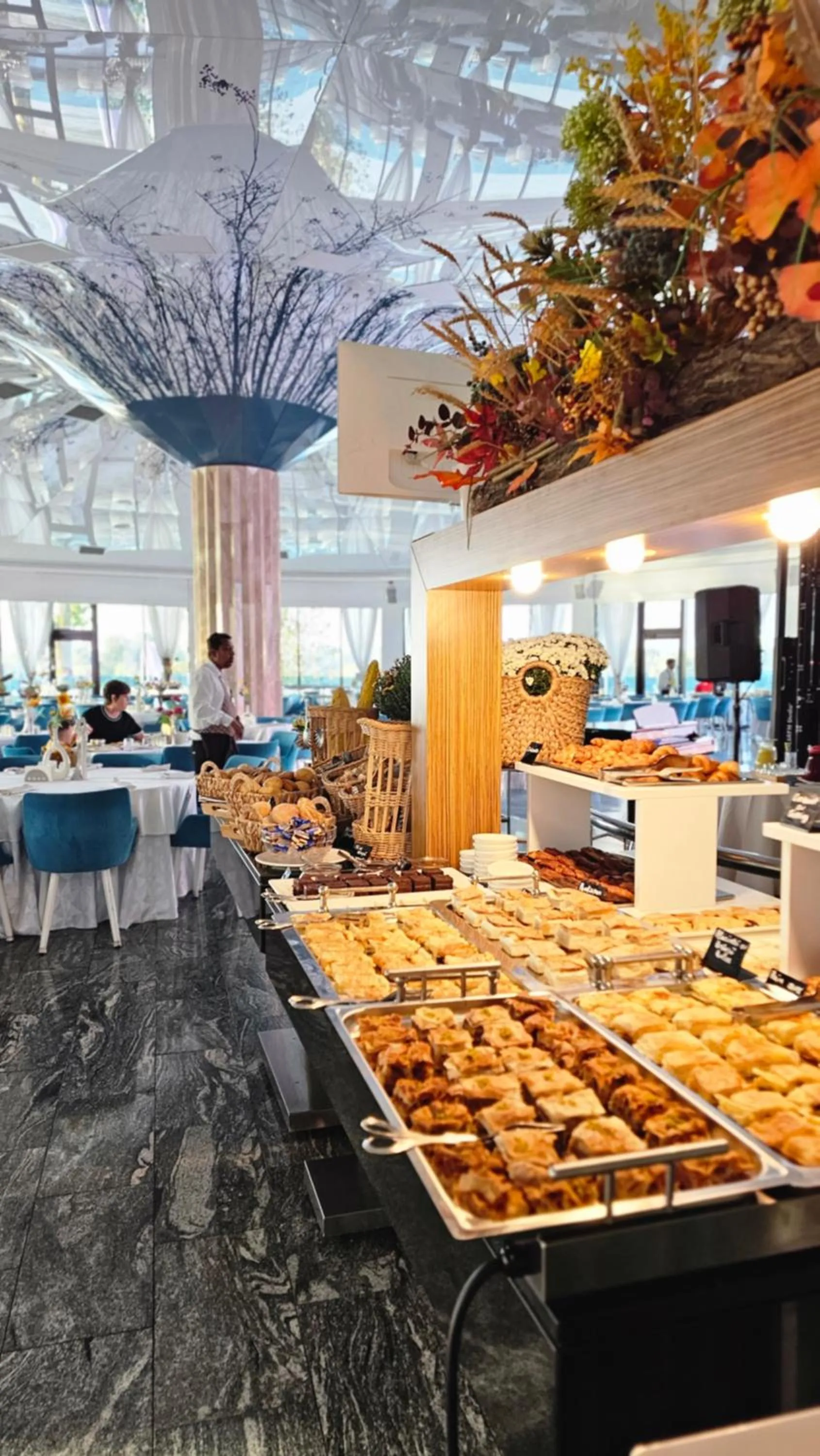 Restaurant/places to eat in Lebada Luxury Resort & Spa