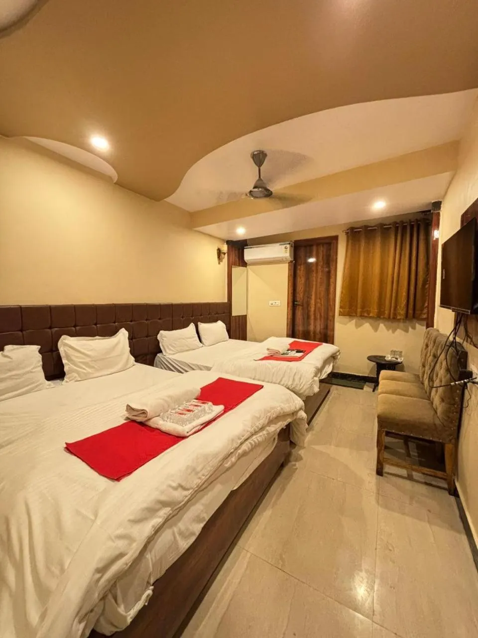 Bed in Hotel Ashoka Ganages