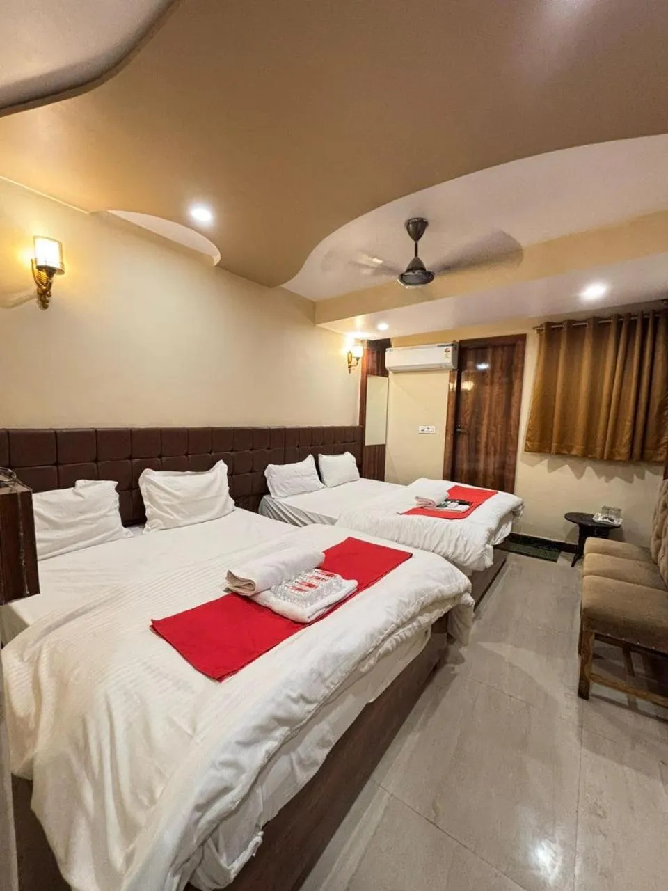 Bed in Hotel Ashoka Ganages