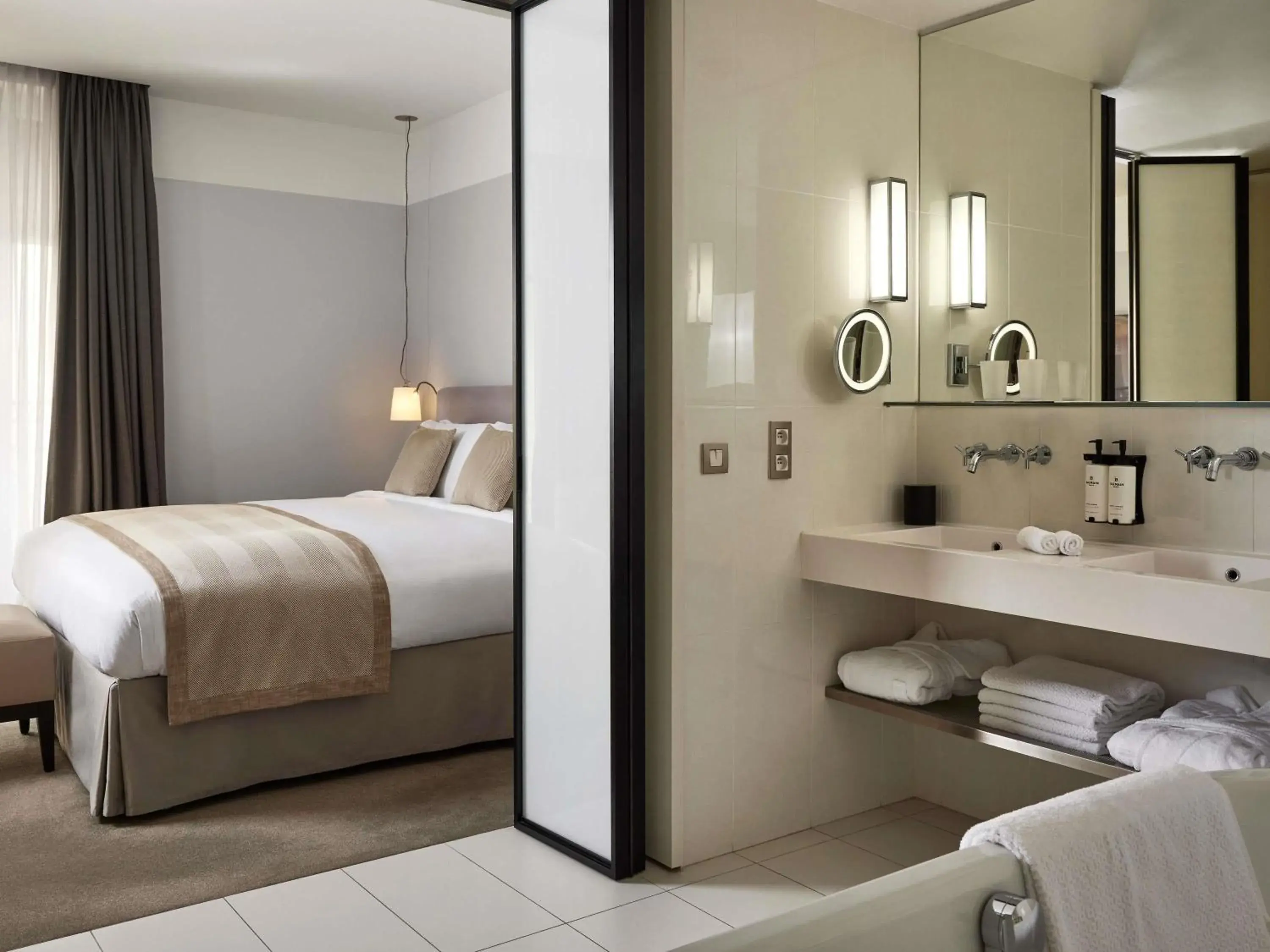 Junior Suite in Sofitel Paris Arc De Triomphe Junior Suite in Sofitel Paris Arc De Triomphe