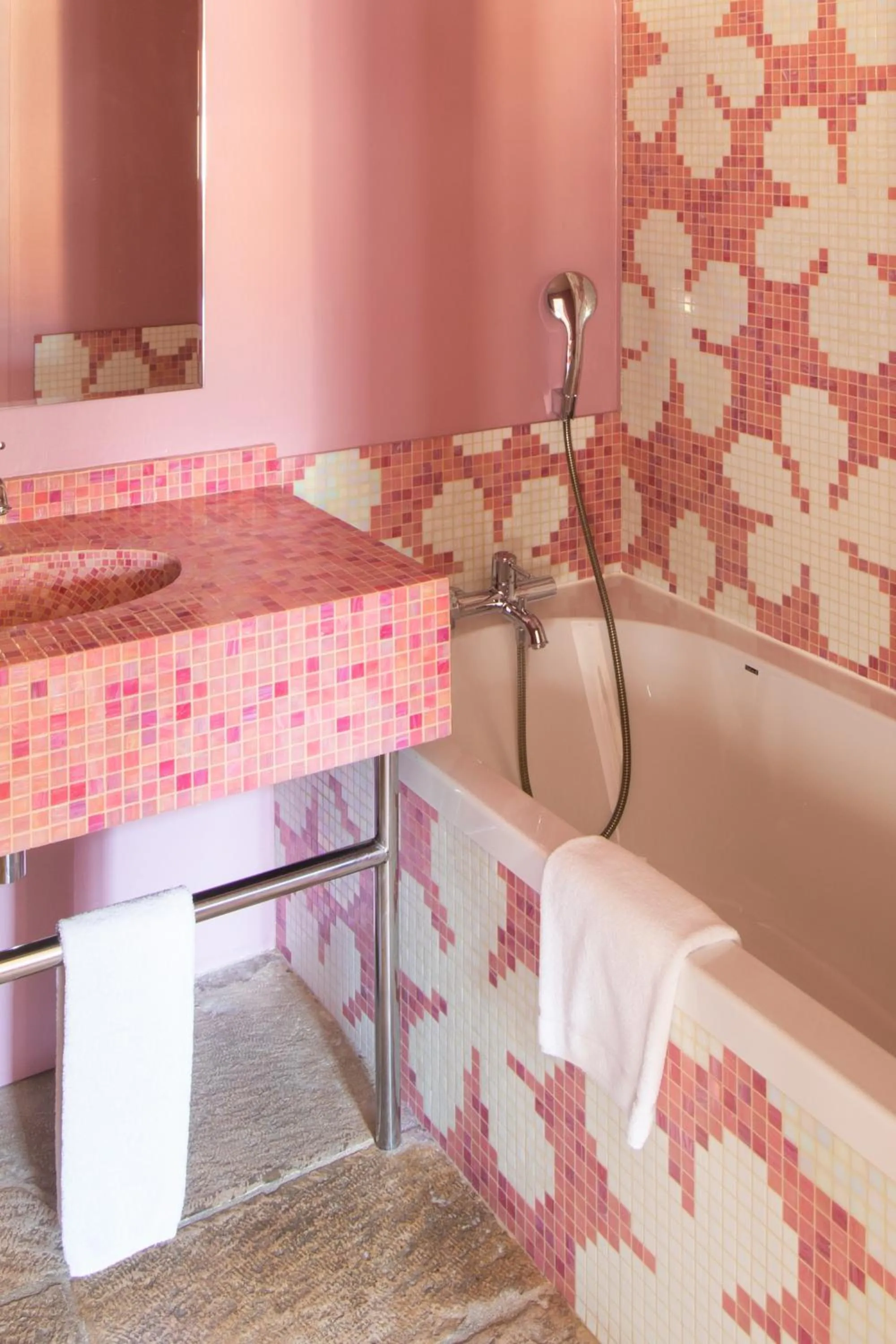 Bathroom, Bed in Hôtel & Spa de La Bretesche