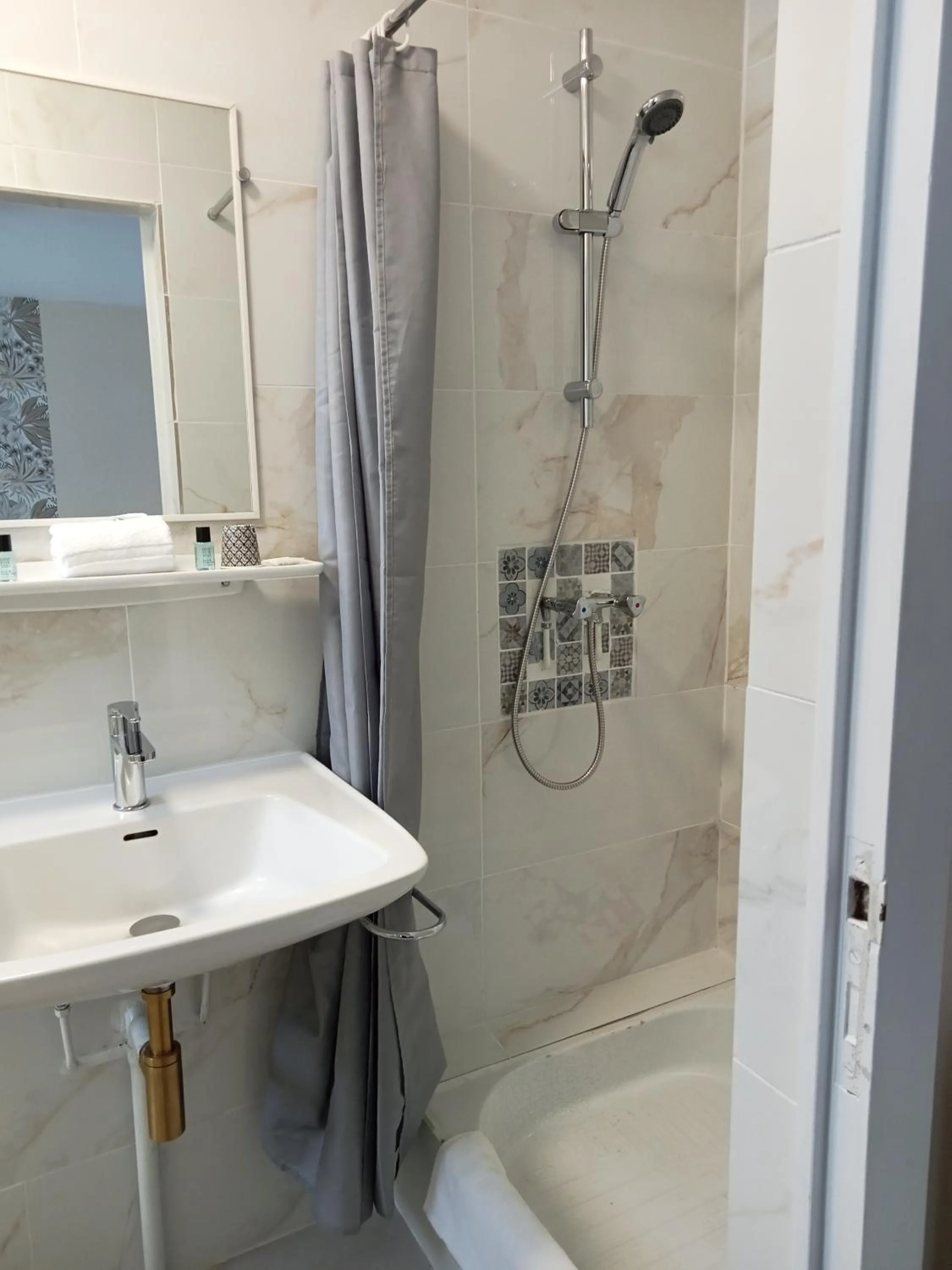 Bathroom in L'Auberge de Lugos