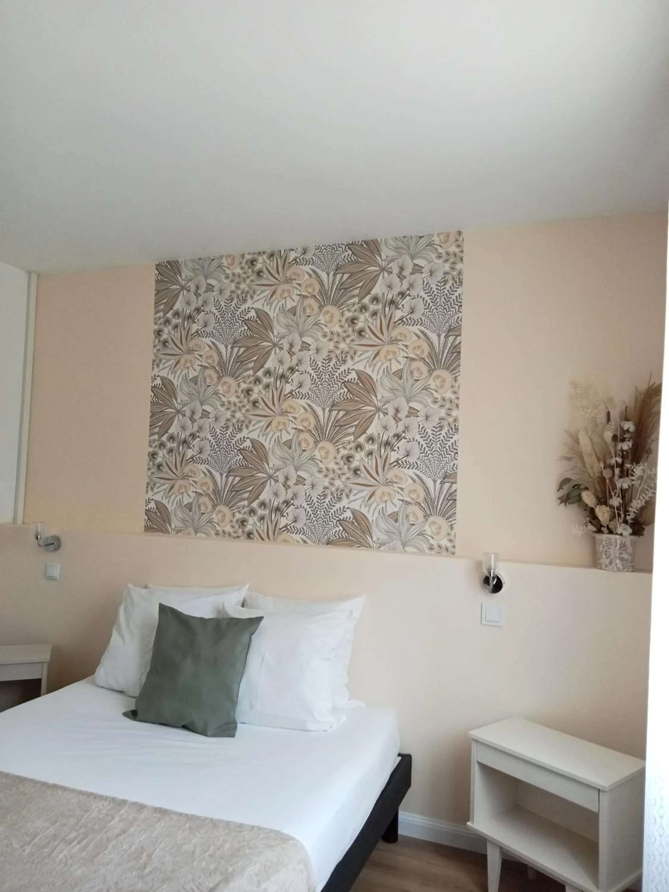 Bedroom, Bed in L'Auberge de Lugos