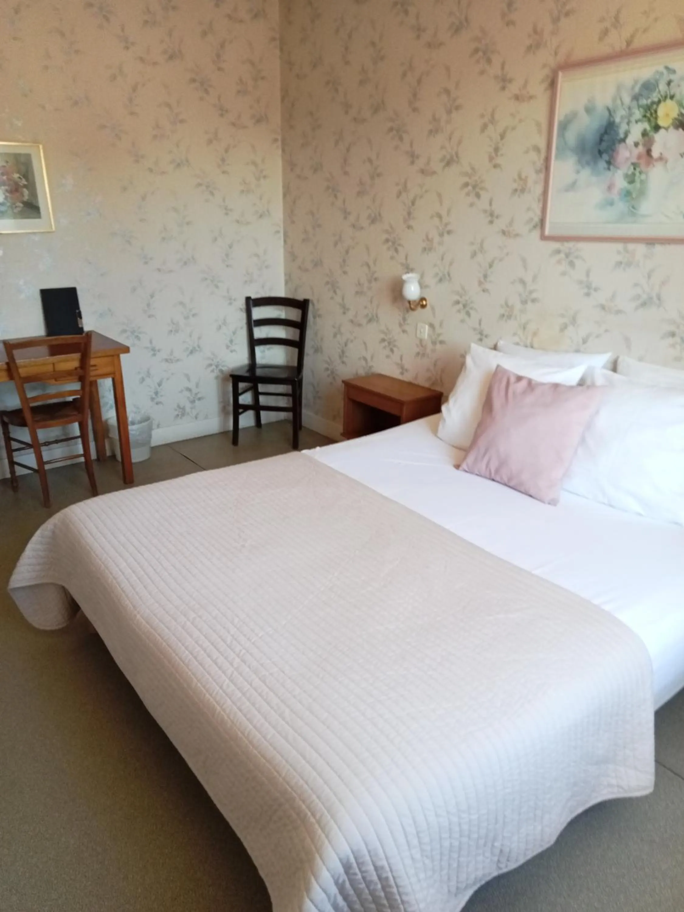 Bedroom, Bed in L'Auberge de Lugos