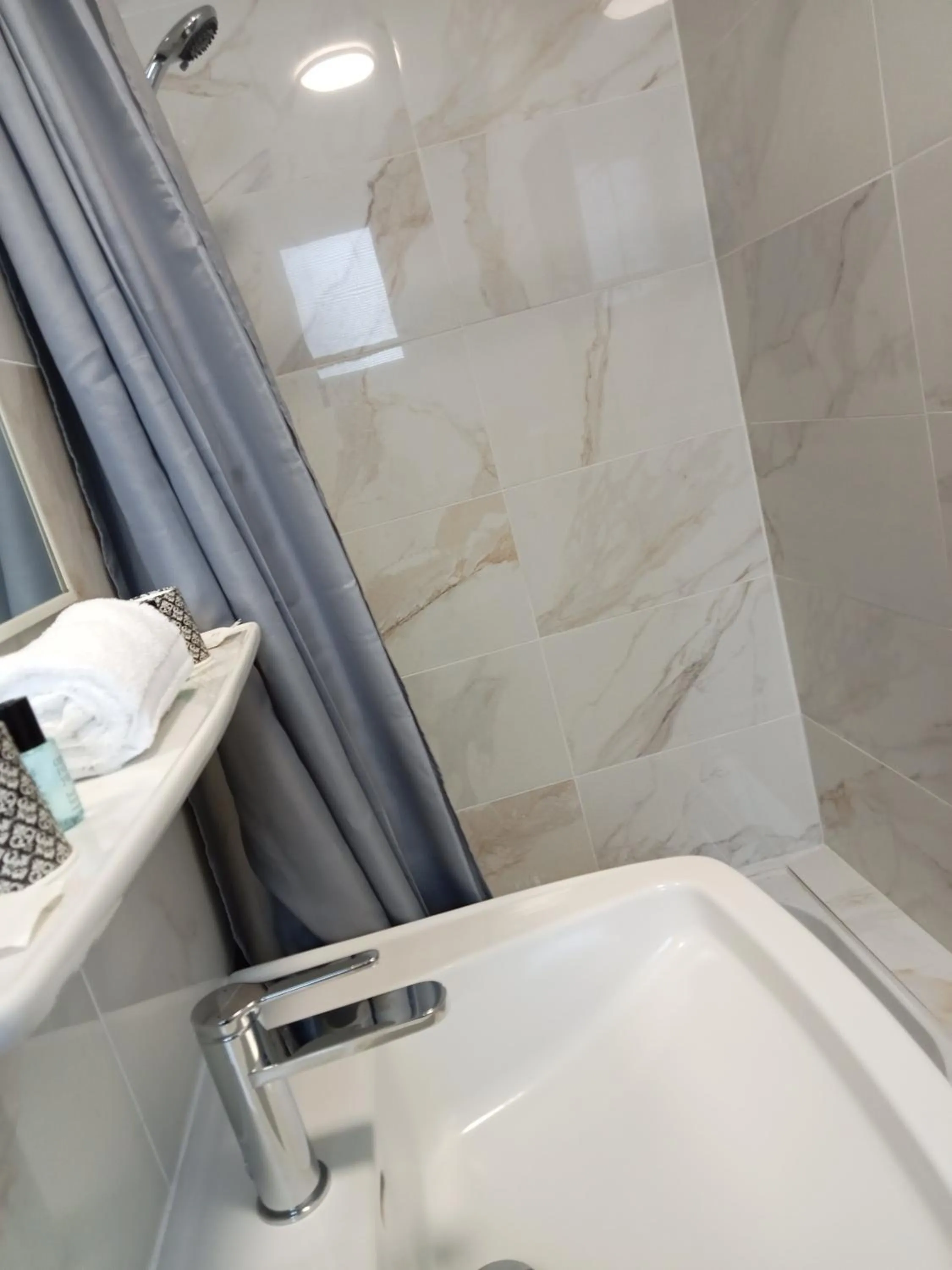 Bathroom in L'Auberge de Lugos