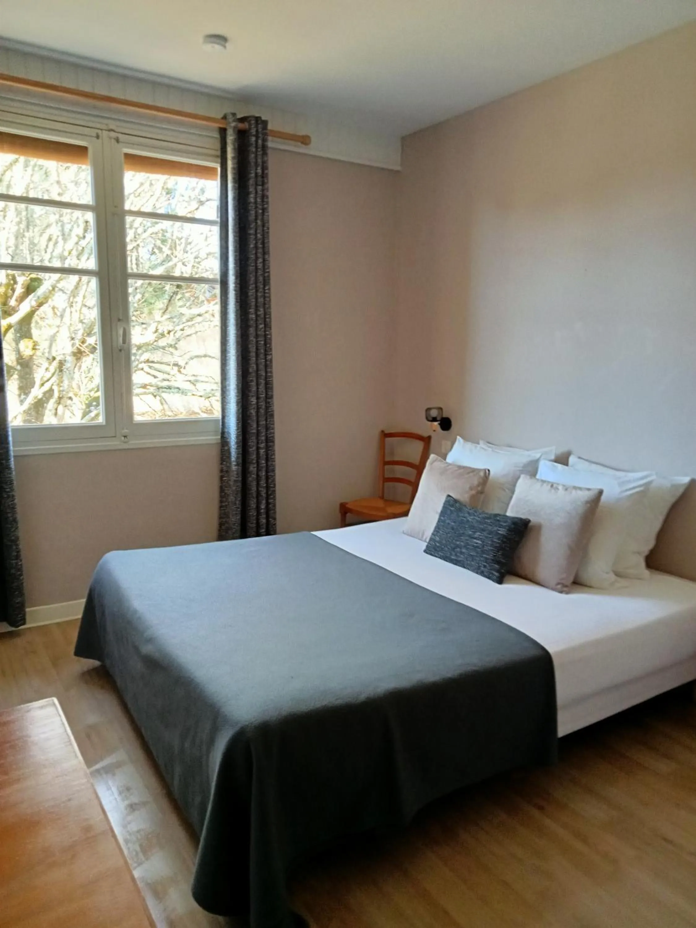 Bedroom, Bed in L'Auberge de Lugos